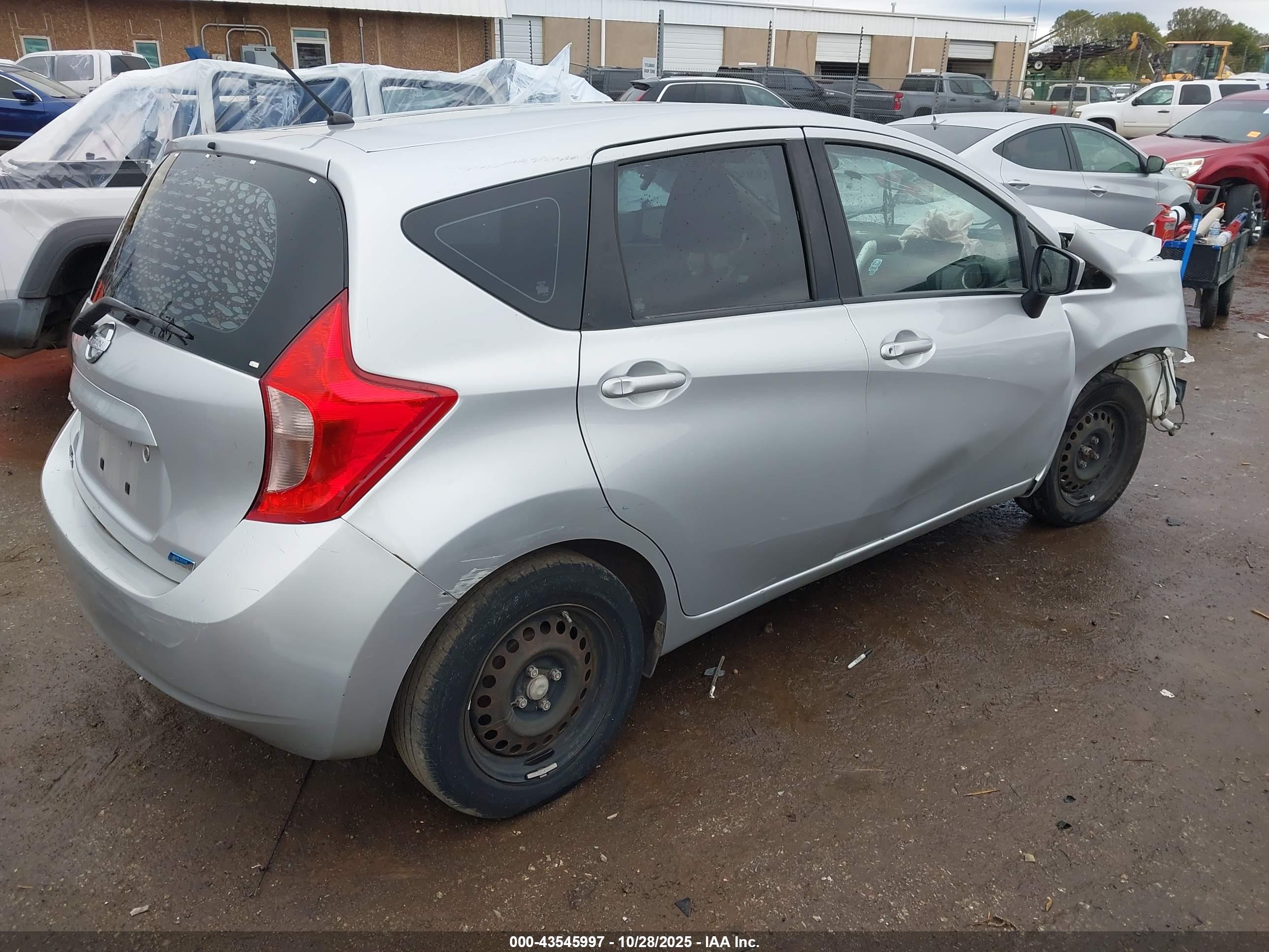 NISSAN VERSA image 4
