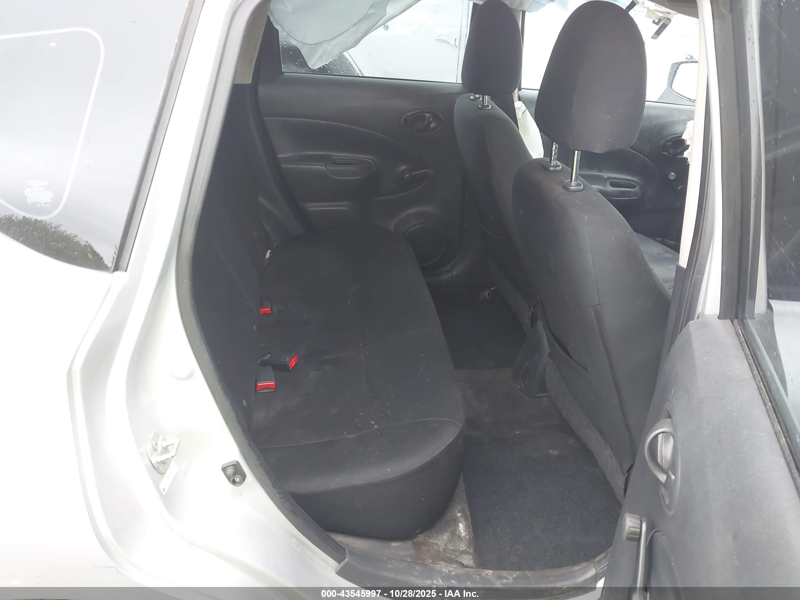 NISSAN VERSA image 8