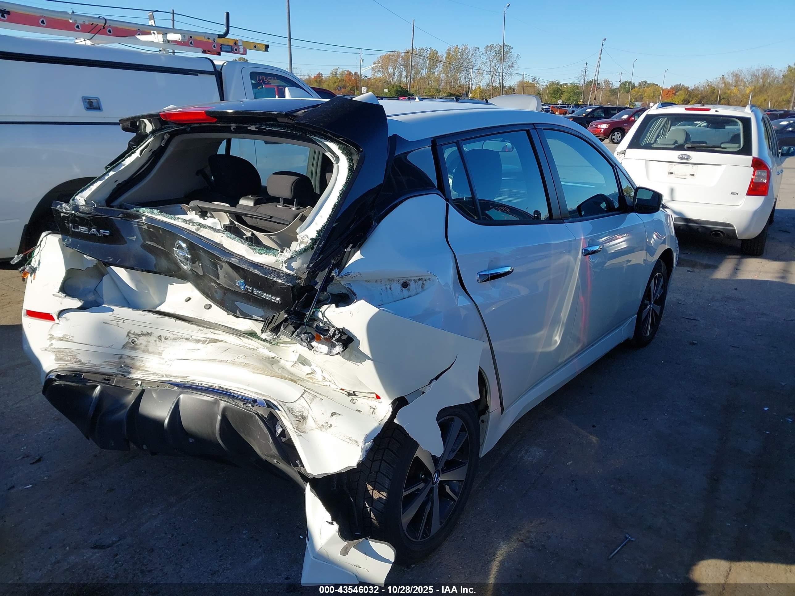 NISSAN LEAF image 4