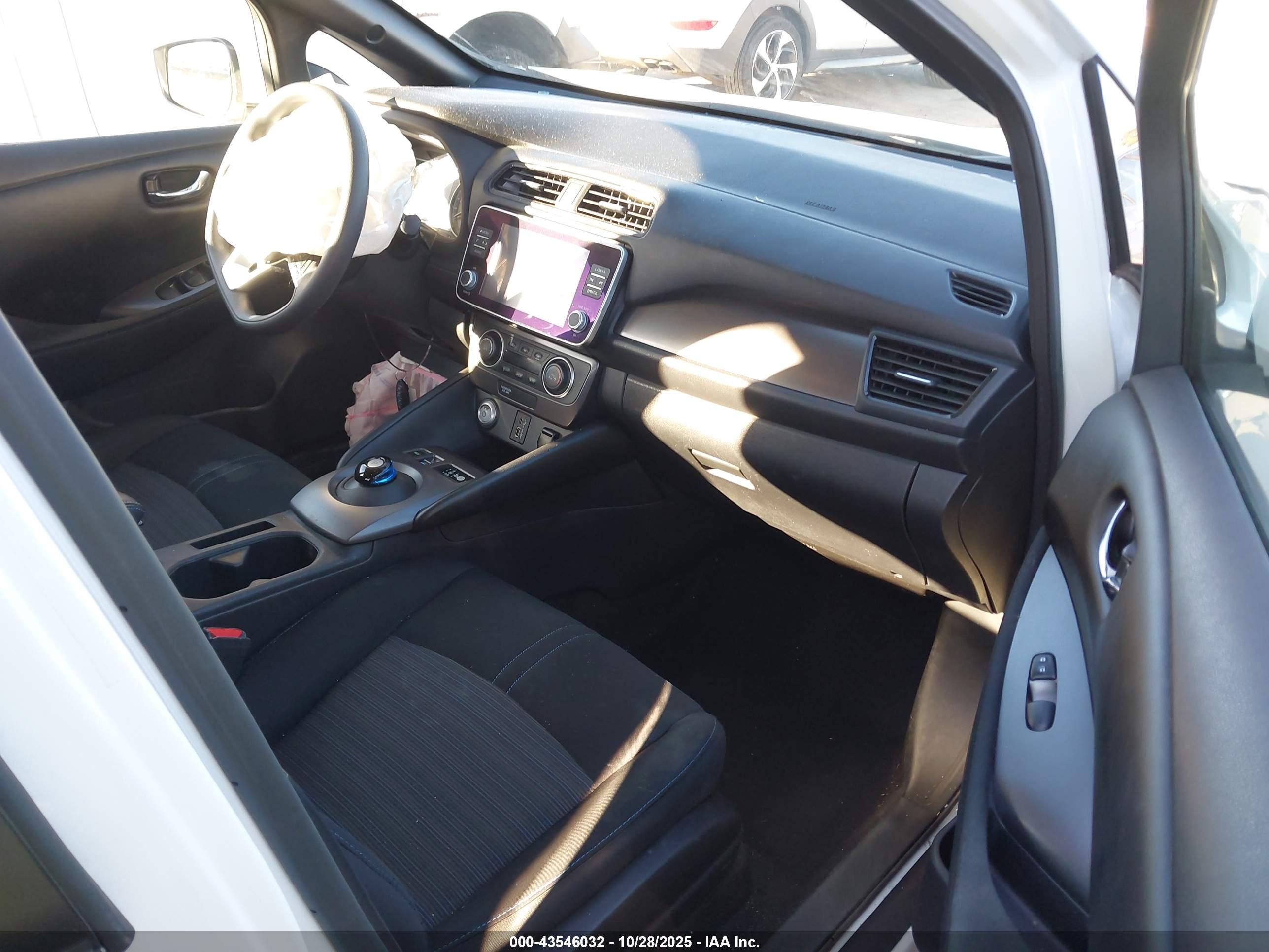 NISSAN LEAF image 5