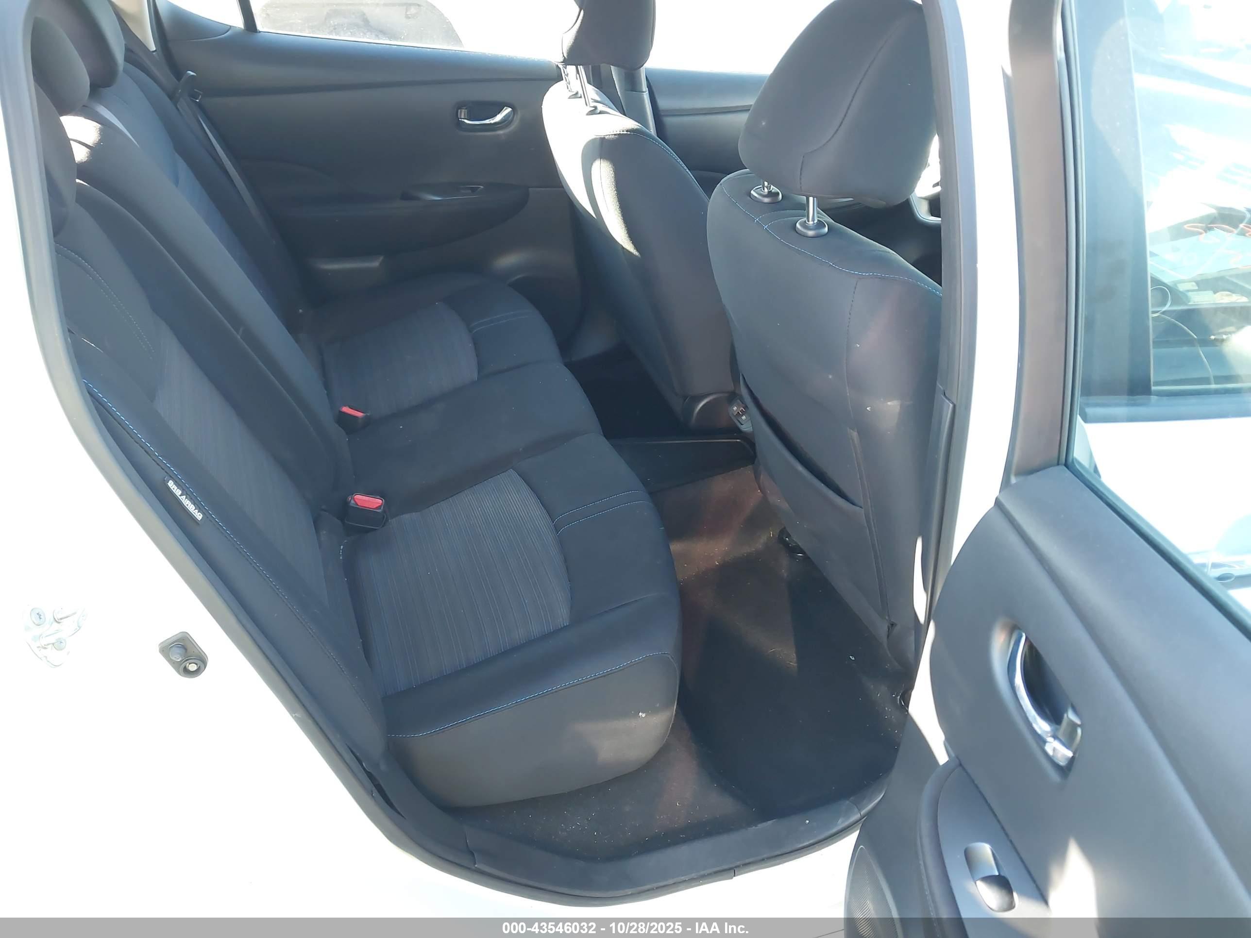 NISSAN LEAF image 8