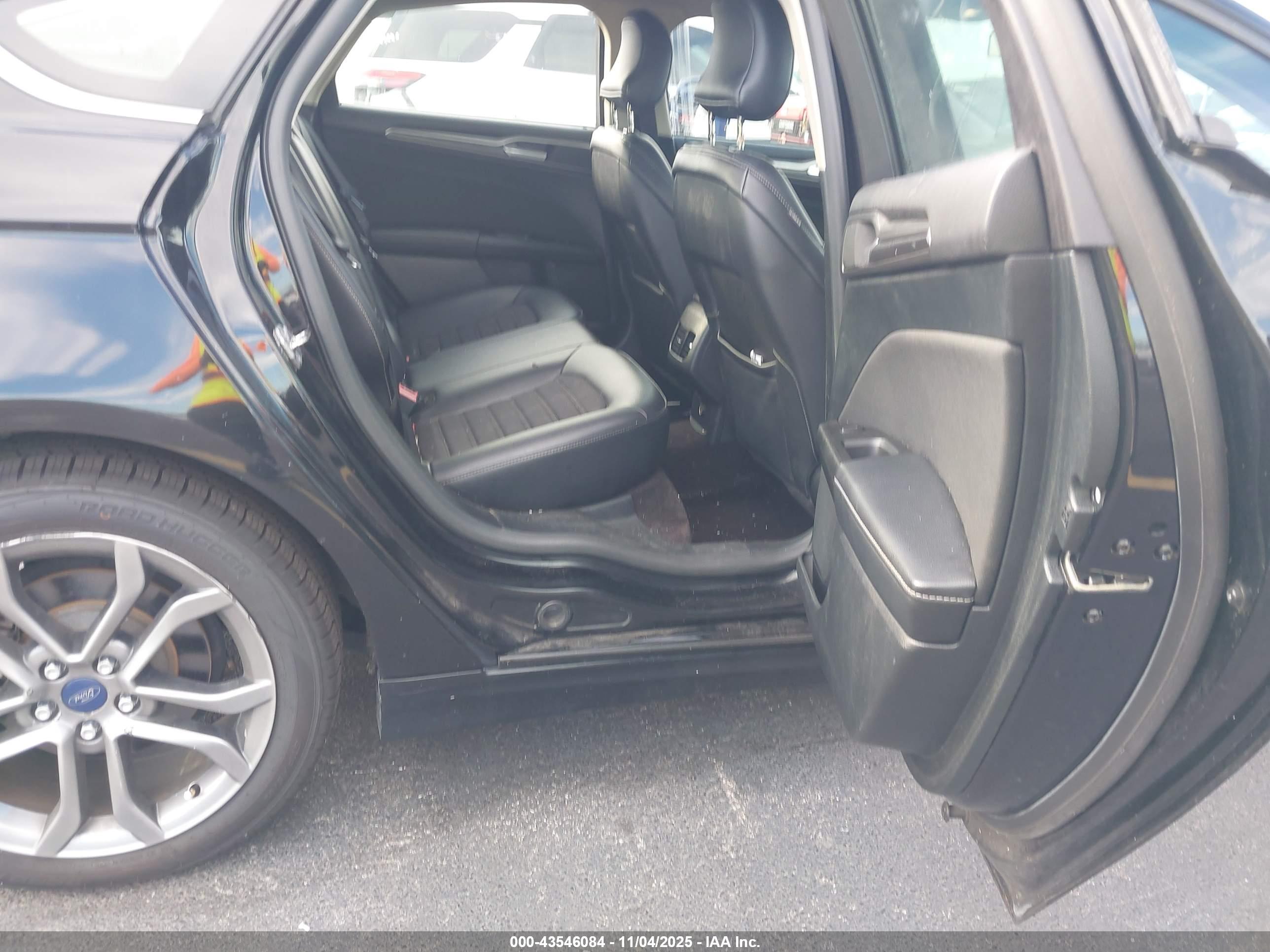 FORD FUSION image 8