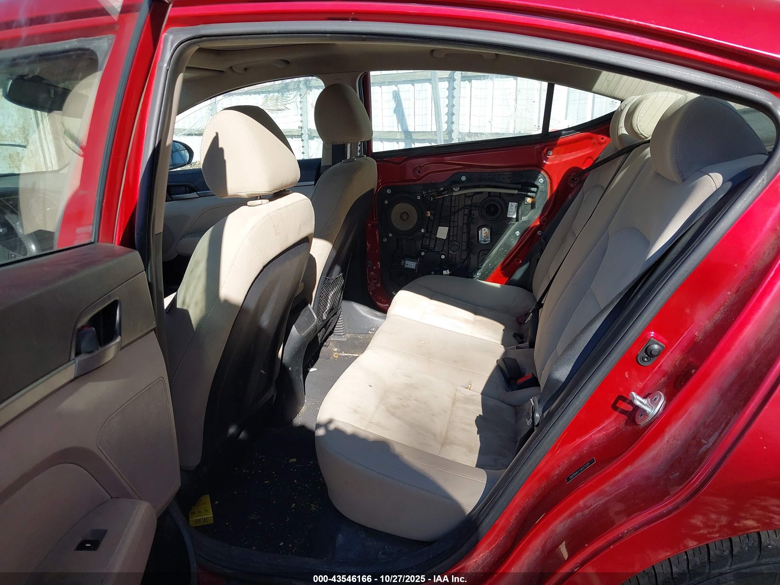 HYUNDAI ELANTRA image 8