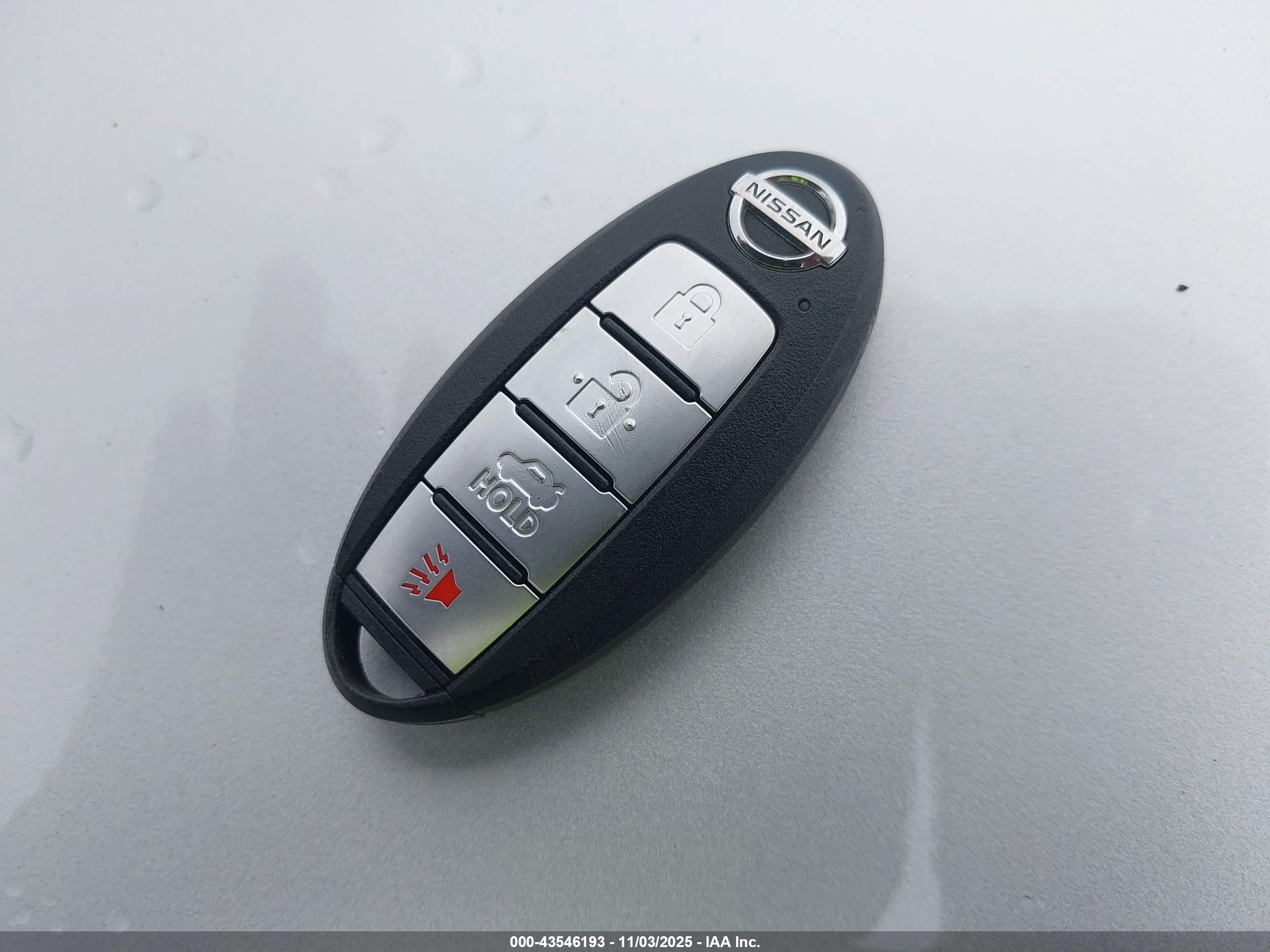 NISSAN VERSA image 11