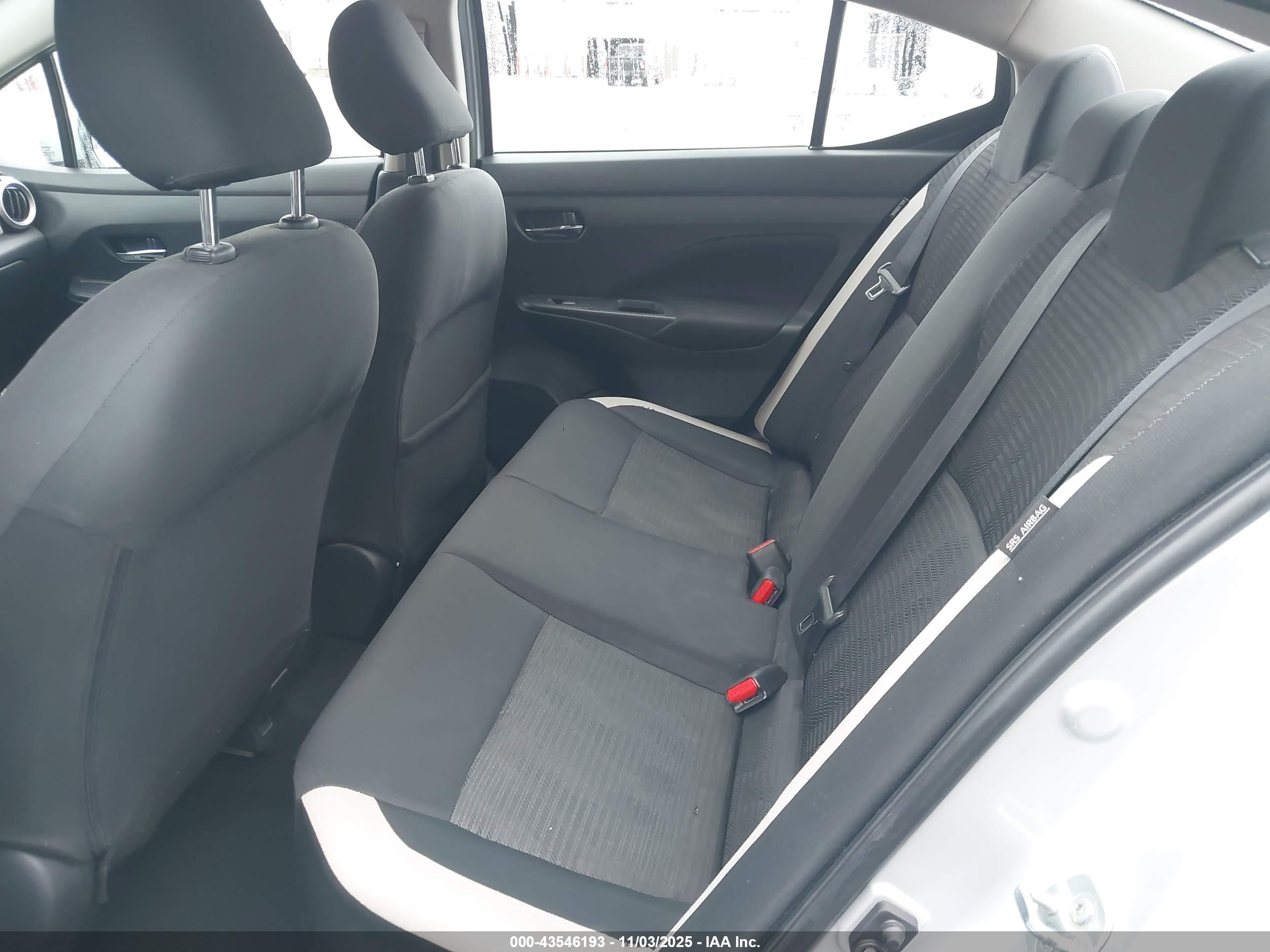 NISSAN VERSA image 8