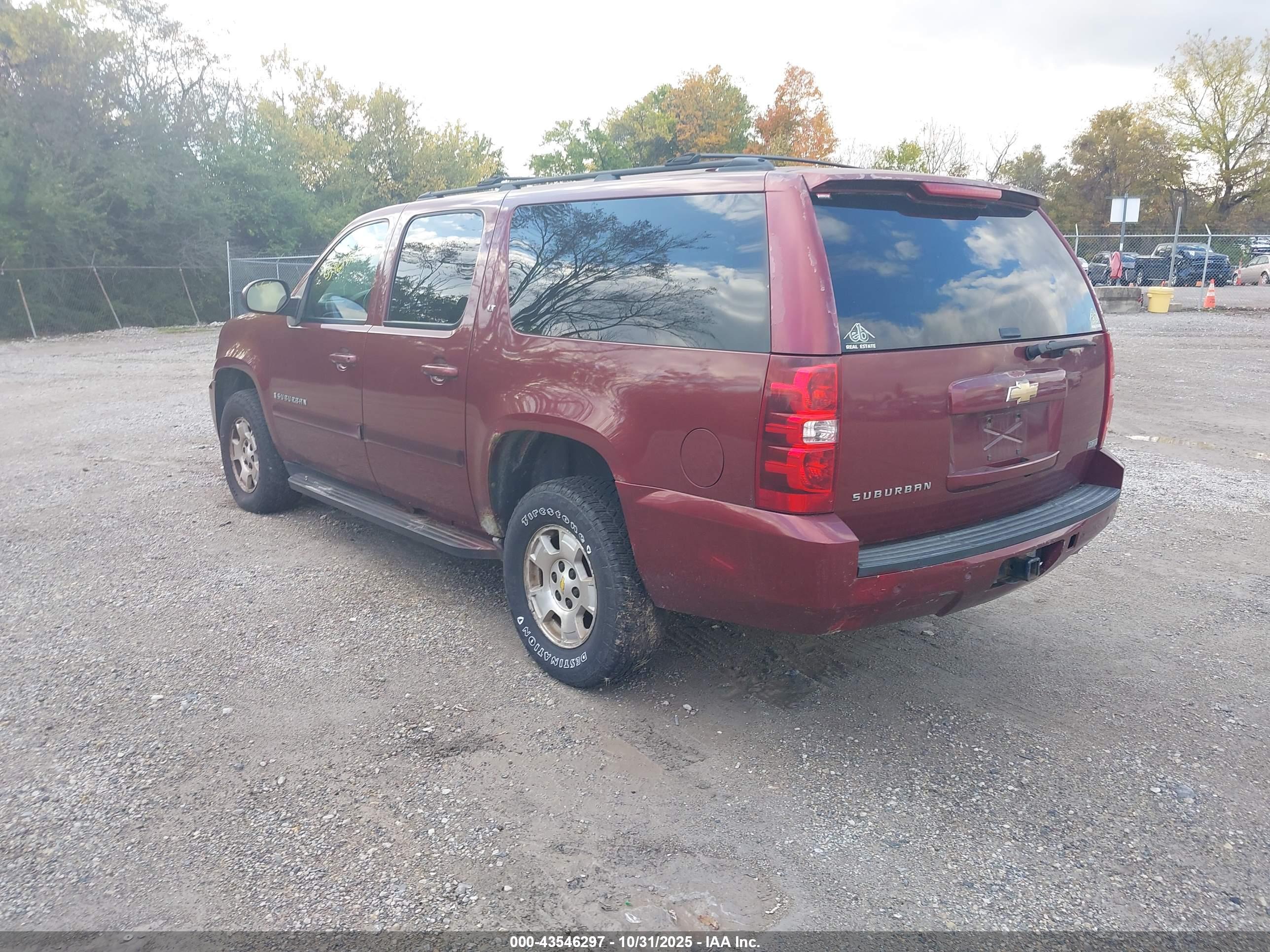 CHEVROLET SUBURBAN image 3