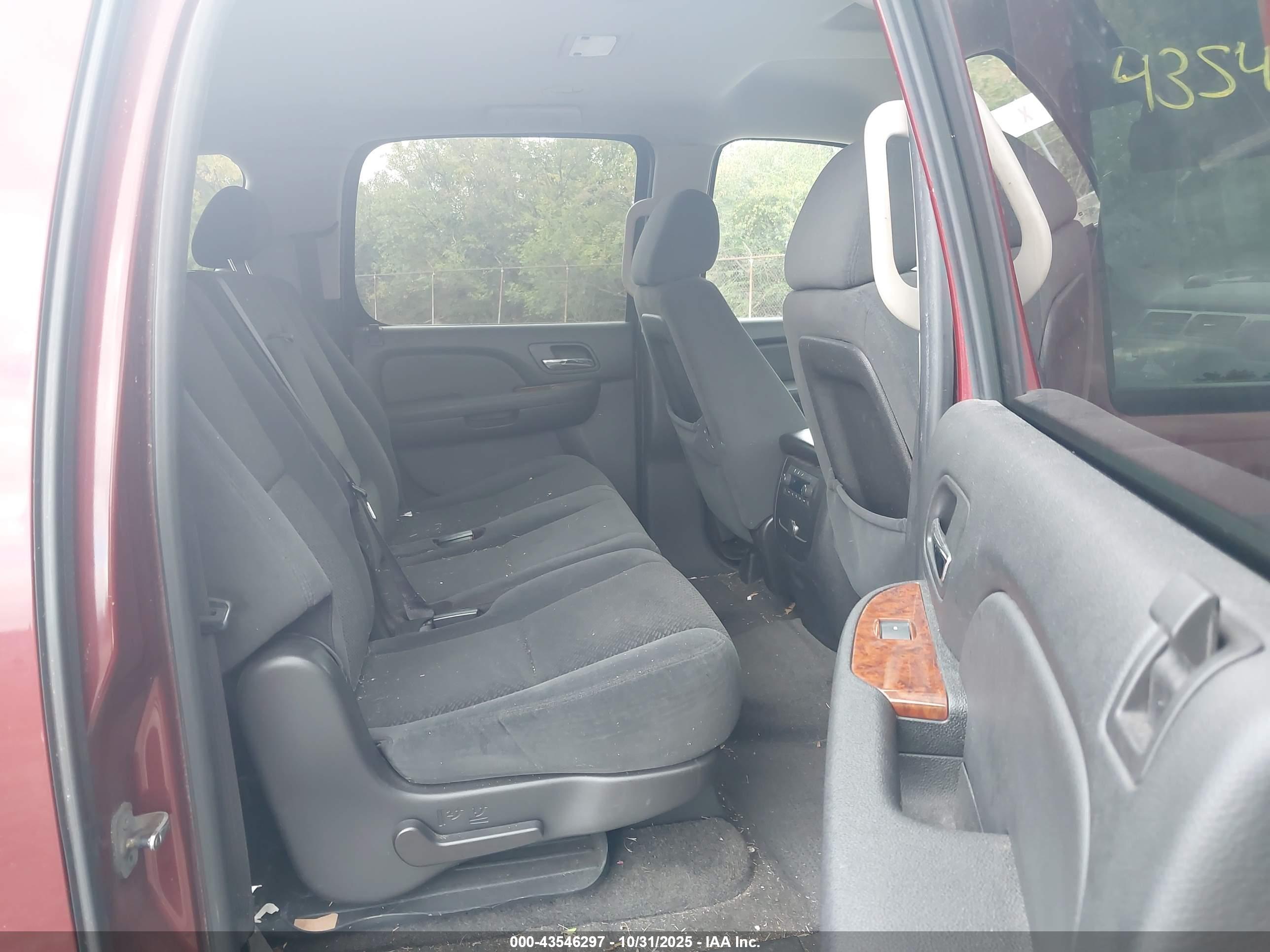 CHEVROLET SUBURBAN image 8