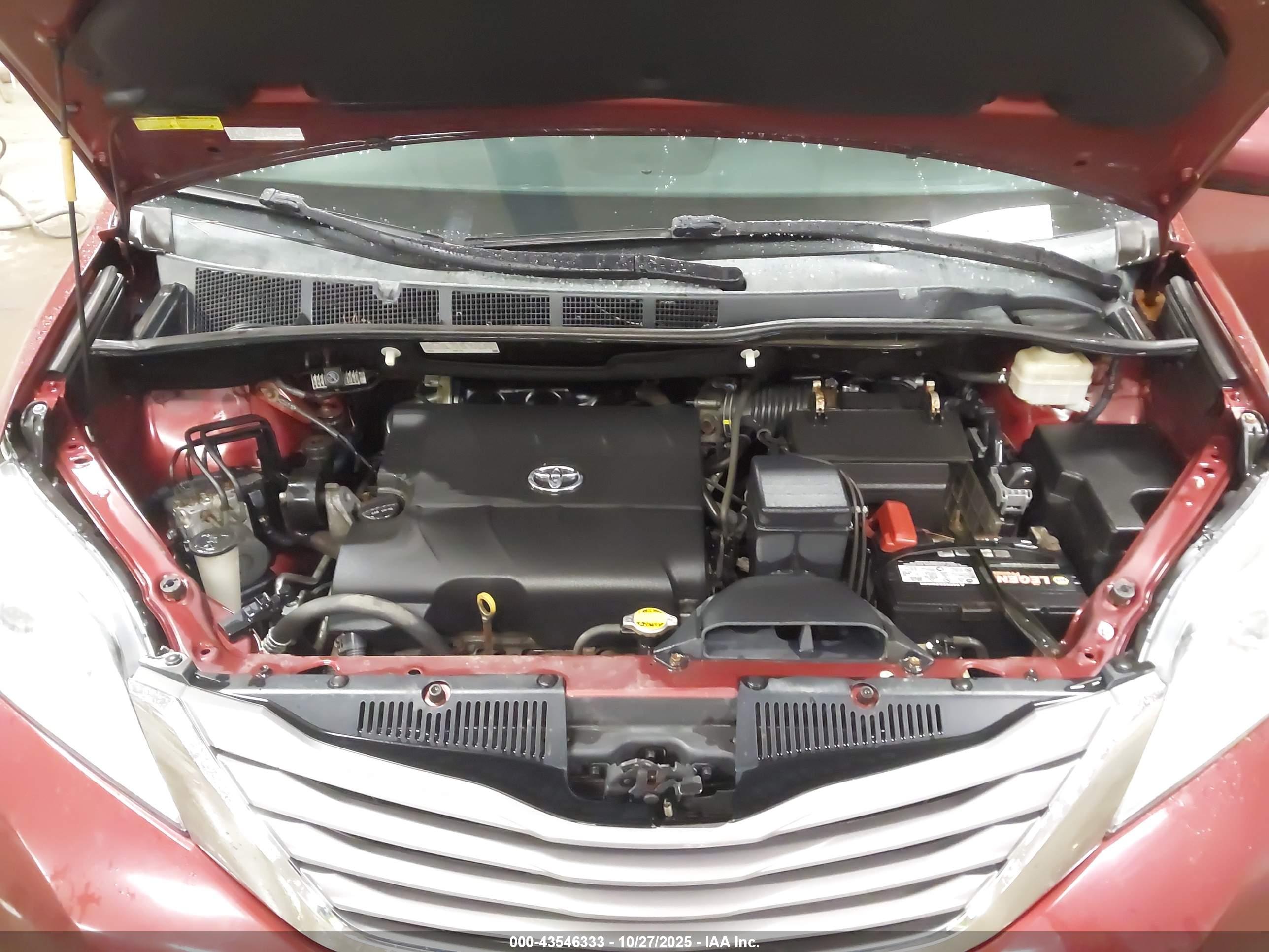 TOYOTA SIENNA image 10