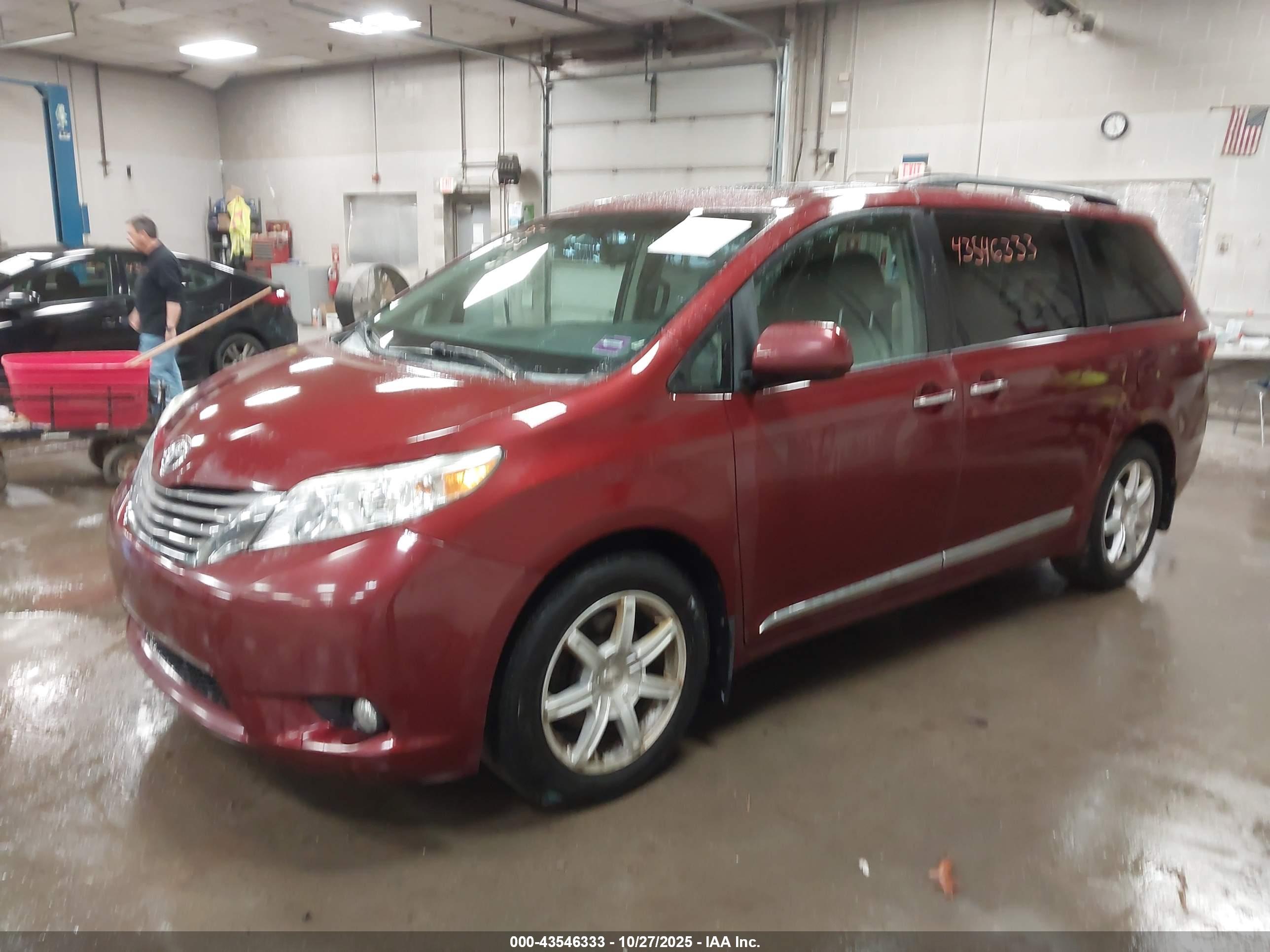 TOYOTA SIENNA image 2