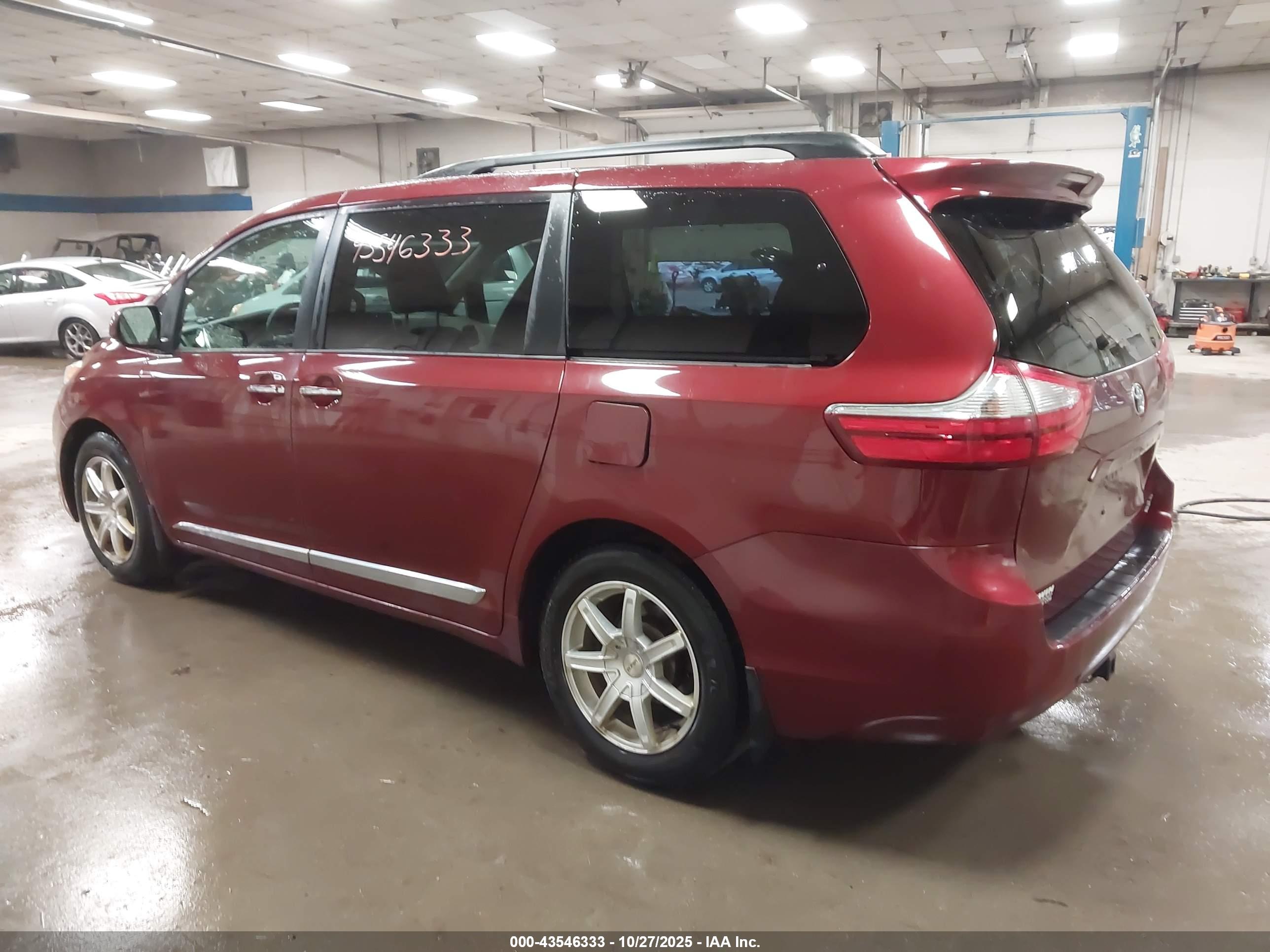 TOYOTA SIENNA image 3