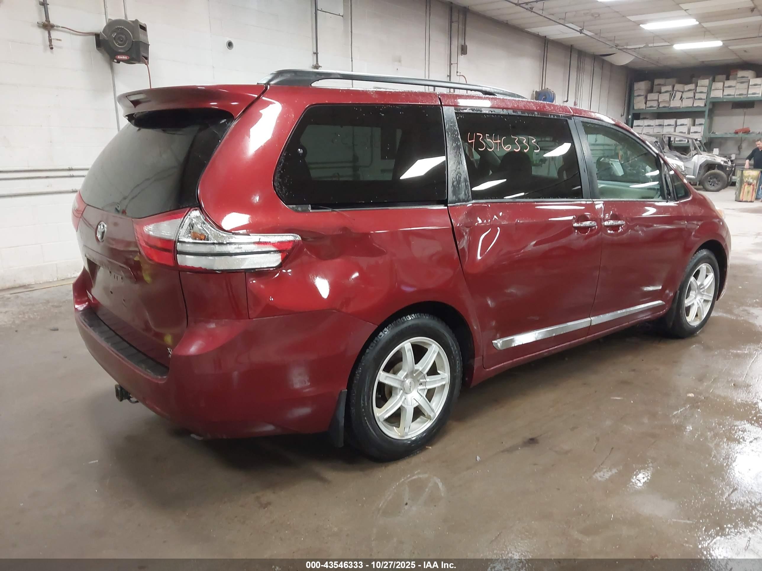 TOYOTA SIENNA image 4