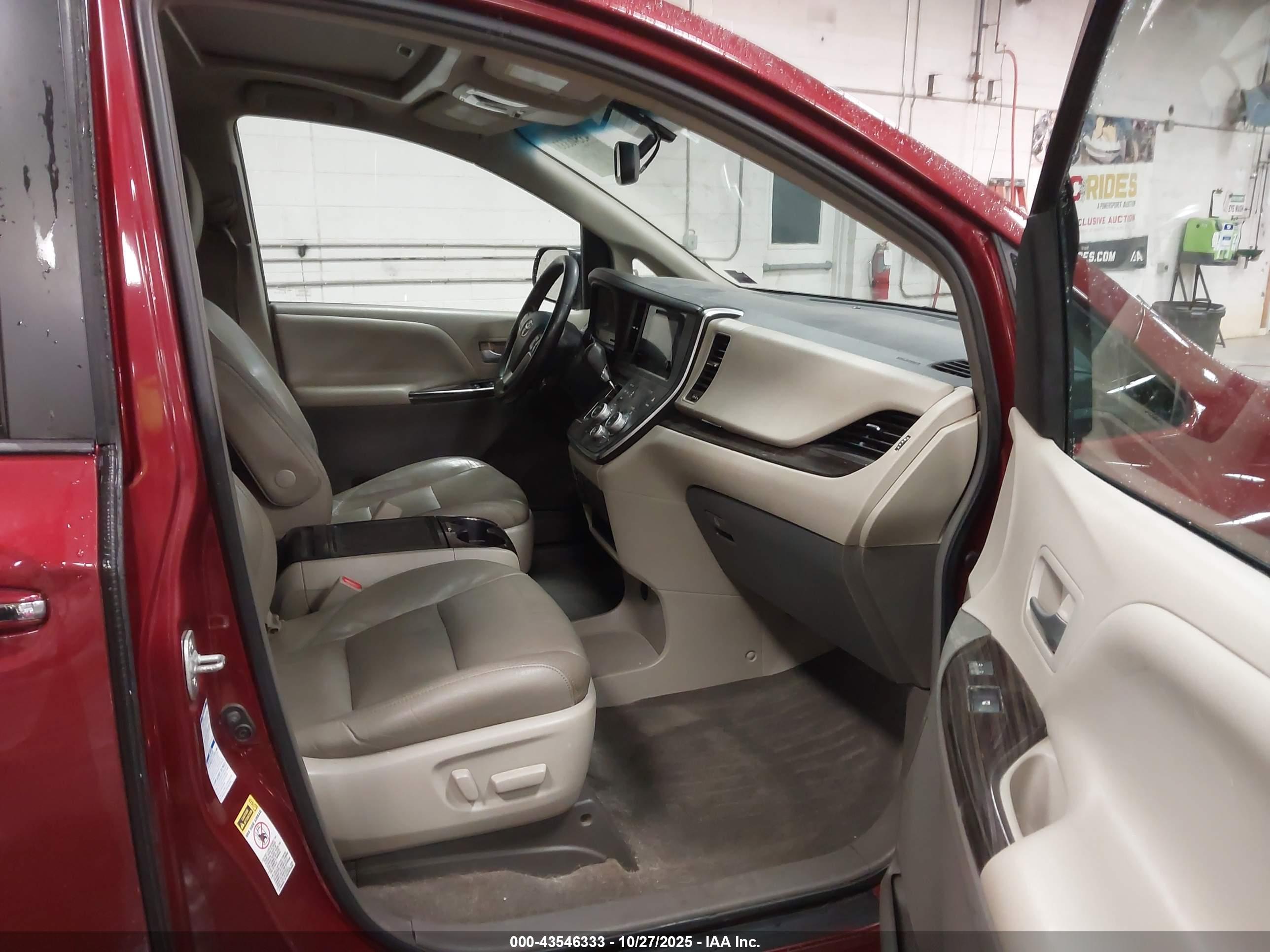 TOYOTA SIENNA image 5