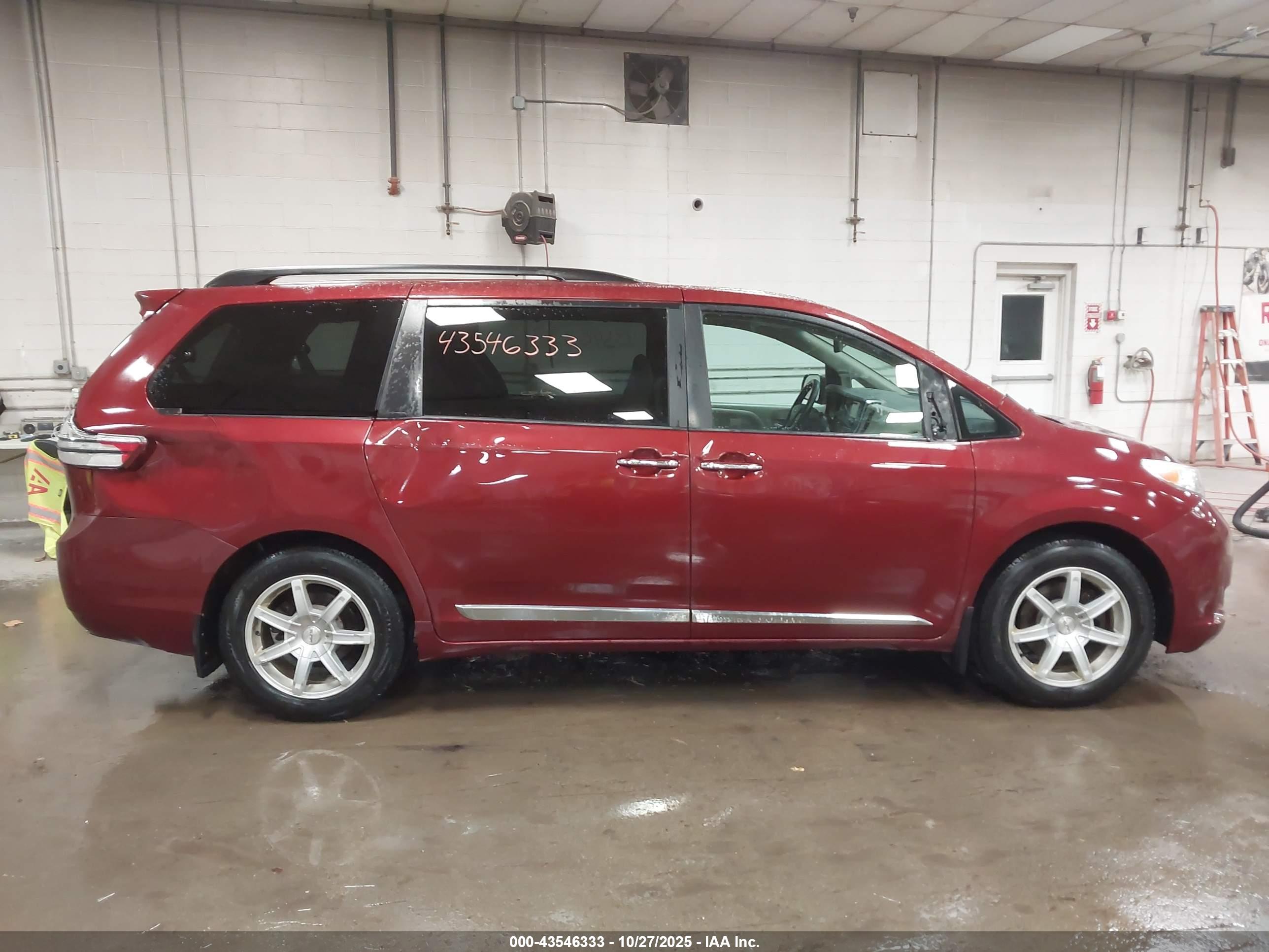 TOYOTA SIENNA image 6