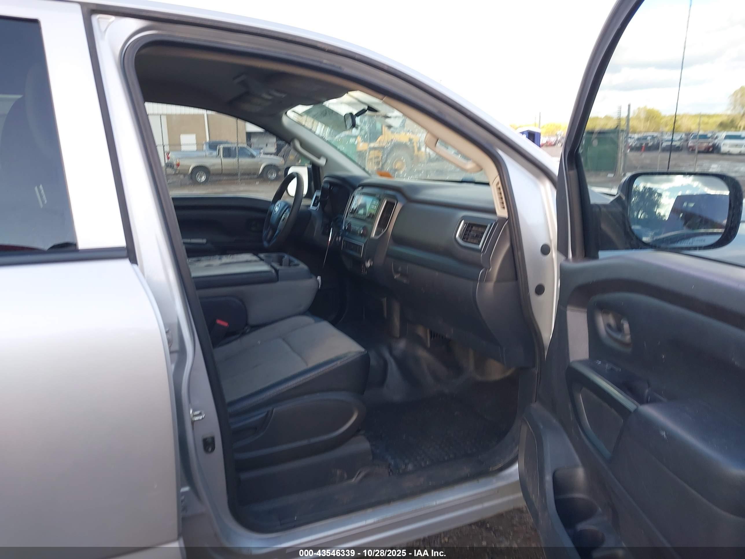NISSAN TITAN image 5