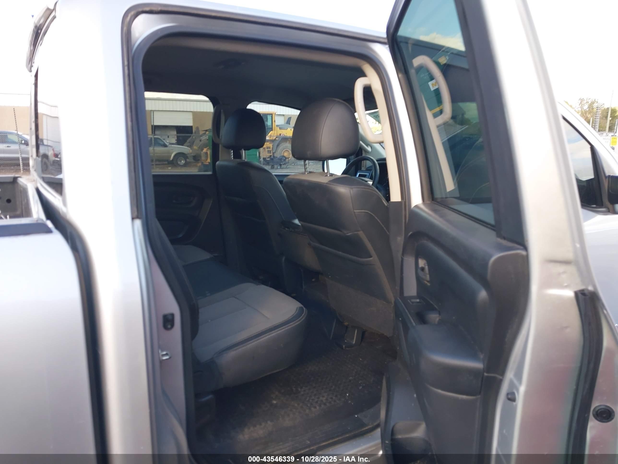 NISSAN TITAN image 8