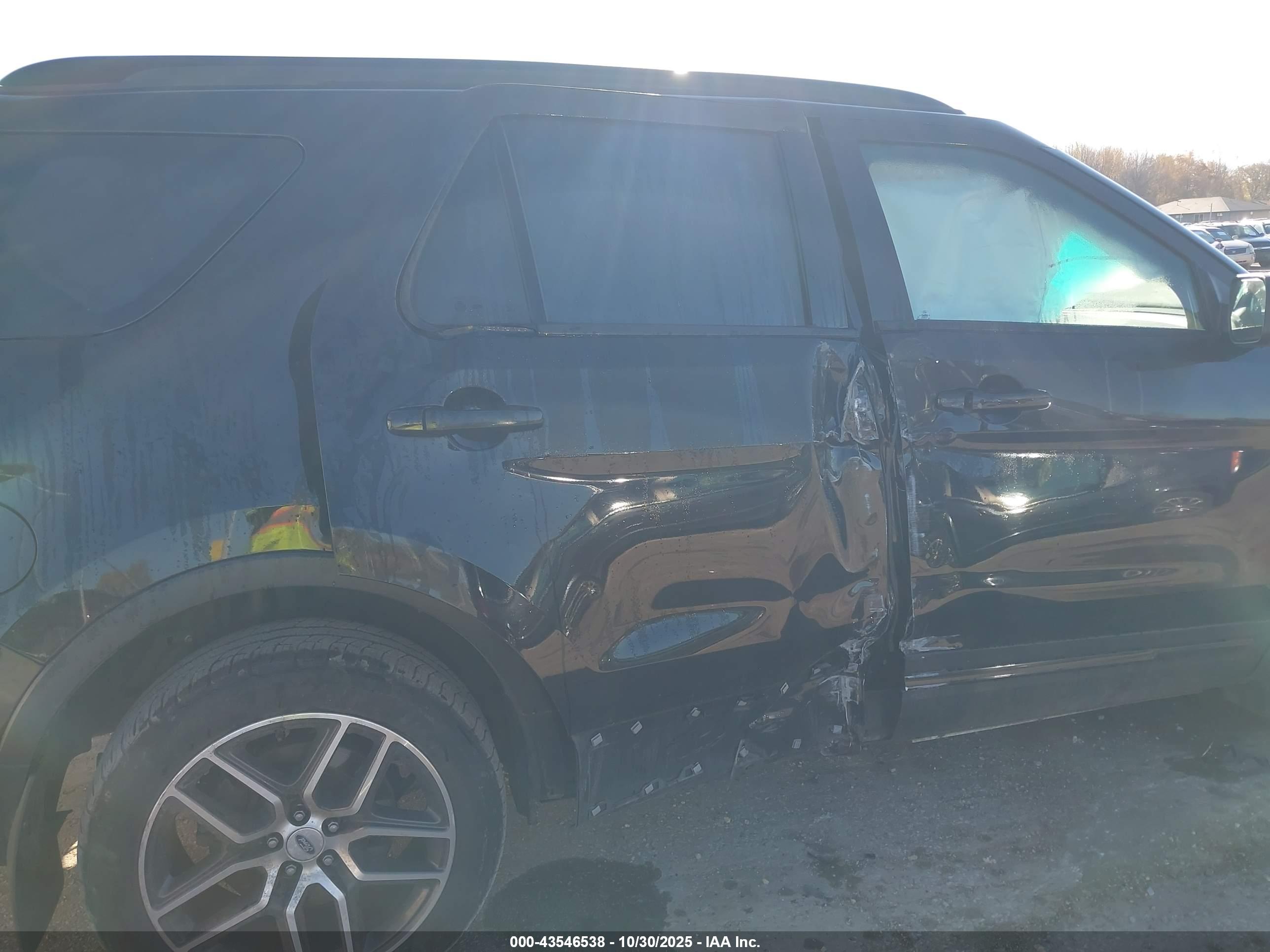 FORD EXPLORER image 6
