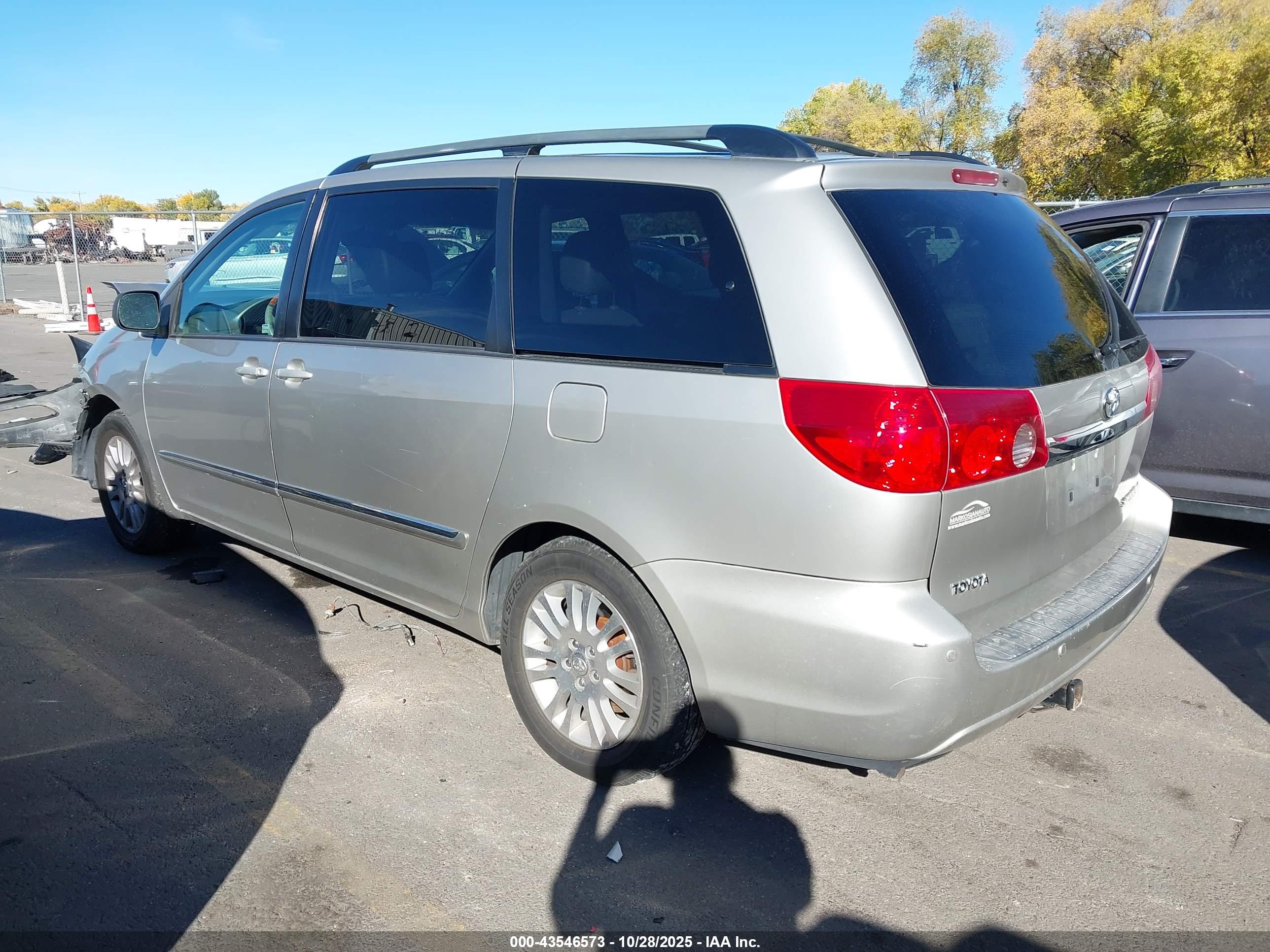TOYOTA SIENNA image 3