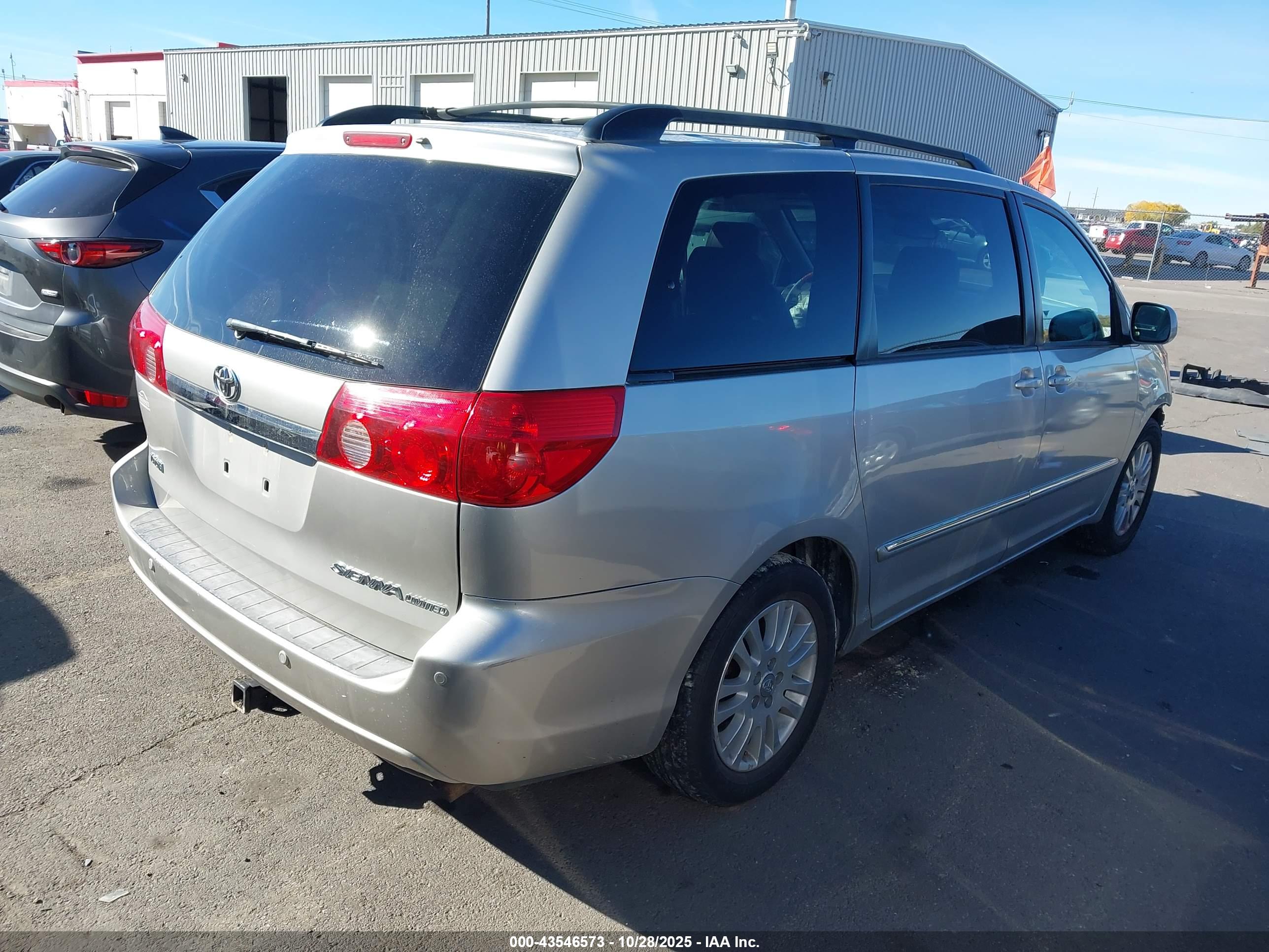 TOYOTA SIENNA image 4