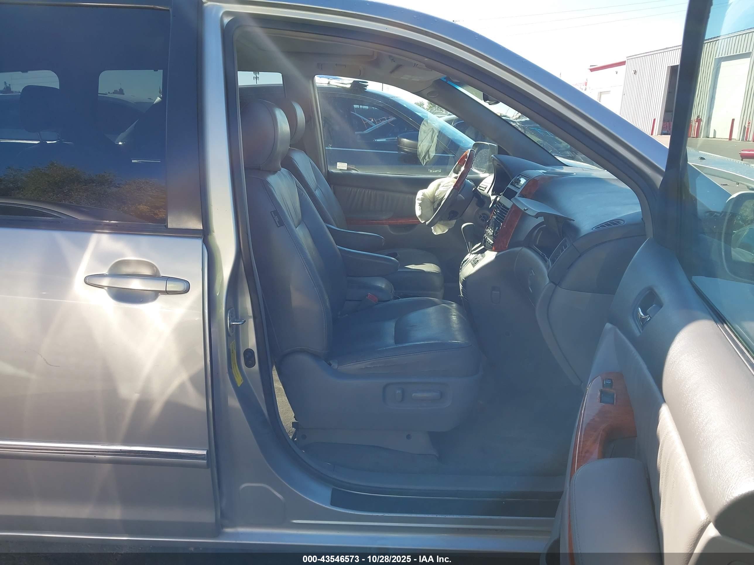 TOYOTA SIENNA image 5