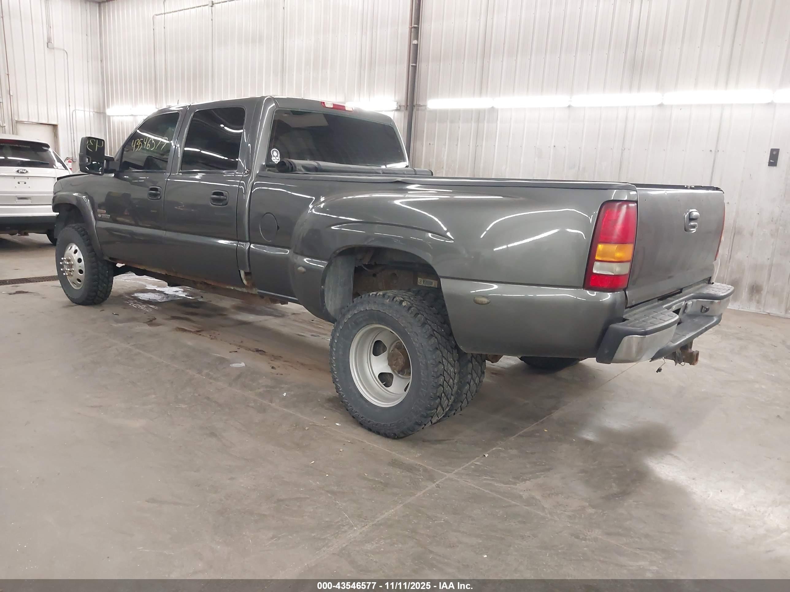 CHEVROLET SILVERADO image 3