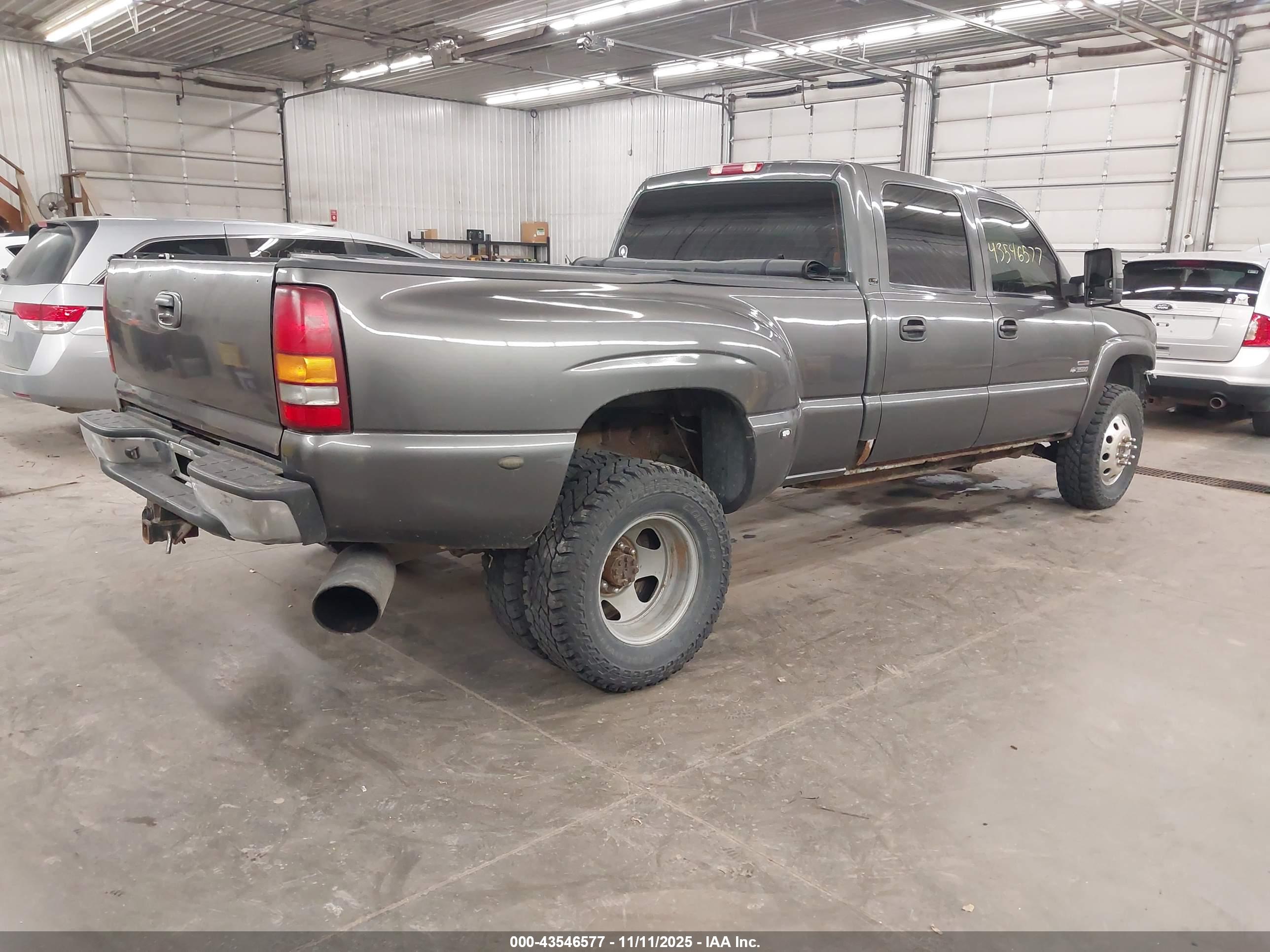 CHEVROLET SILVERADO image 4