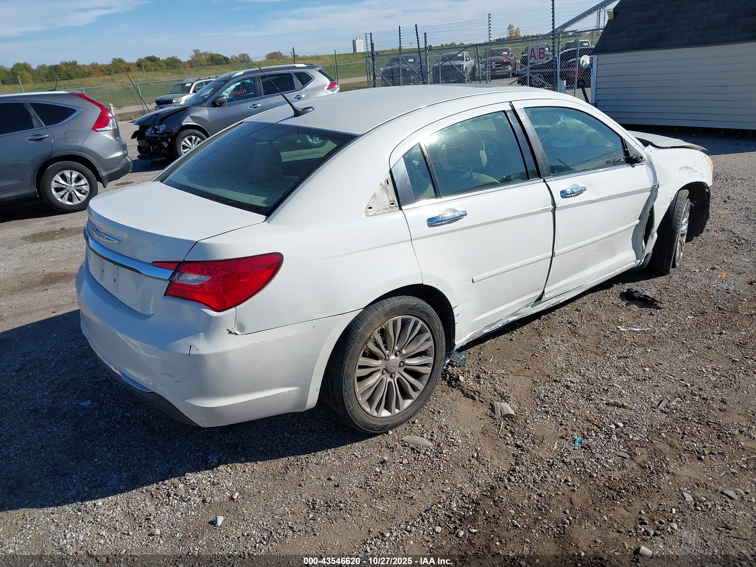 CHRYSLER 200 image 4