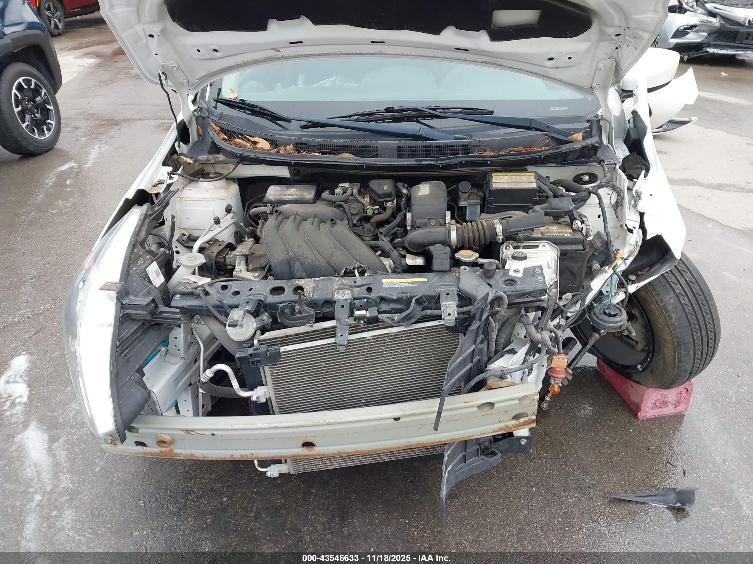 NISSAN VERSA image 10