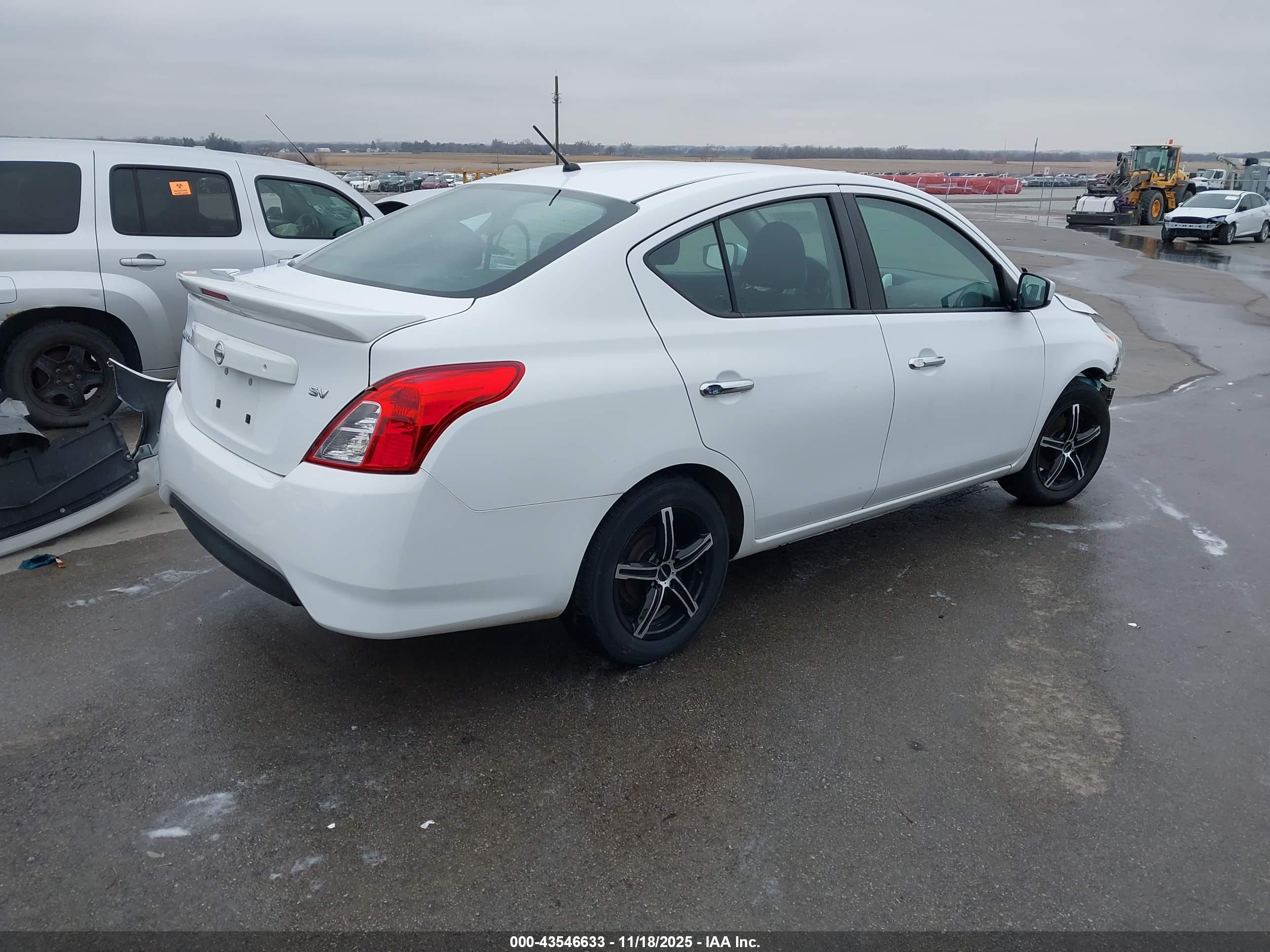 NISSAN VERSA image 4