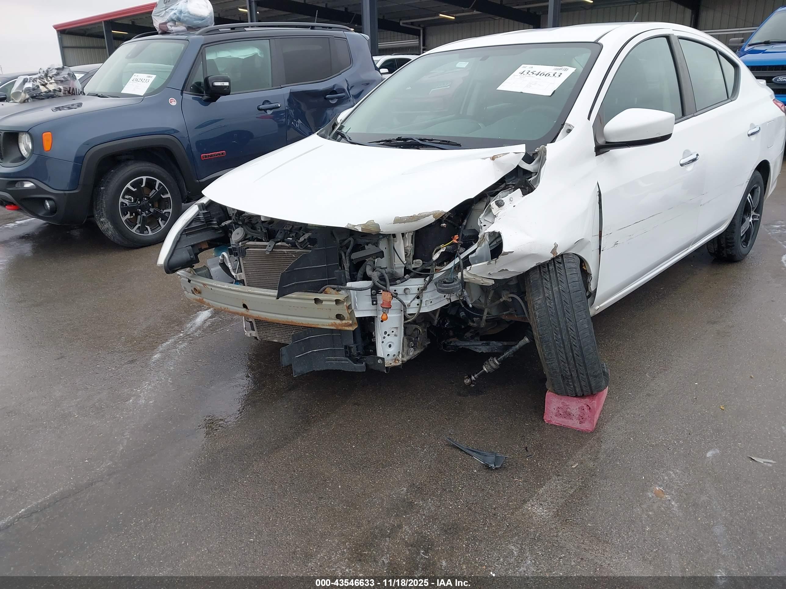 NISSAN VERSA image 6