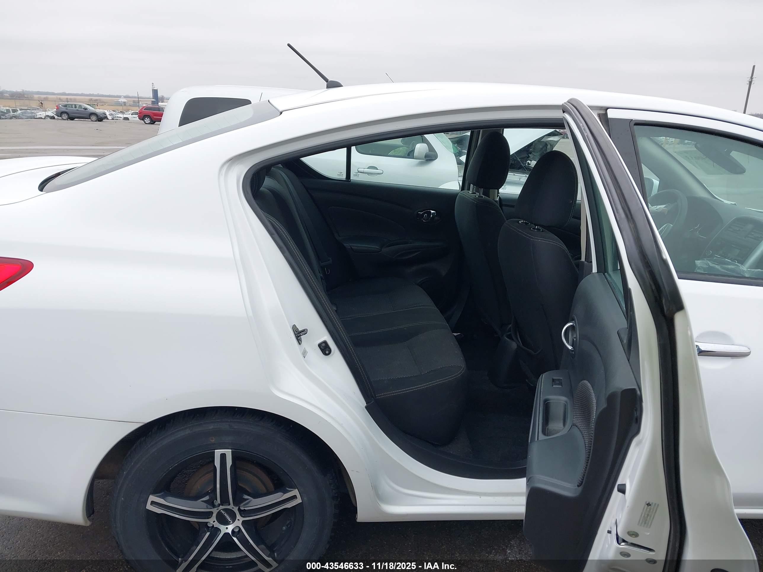 NISSAN VERSA image 8