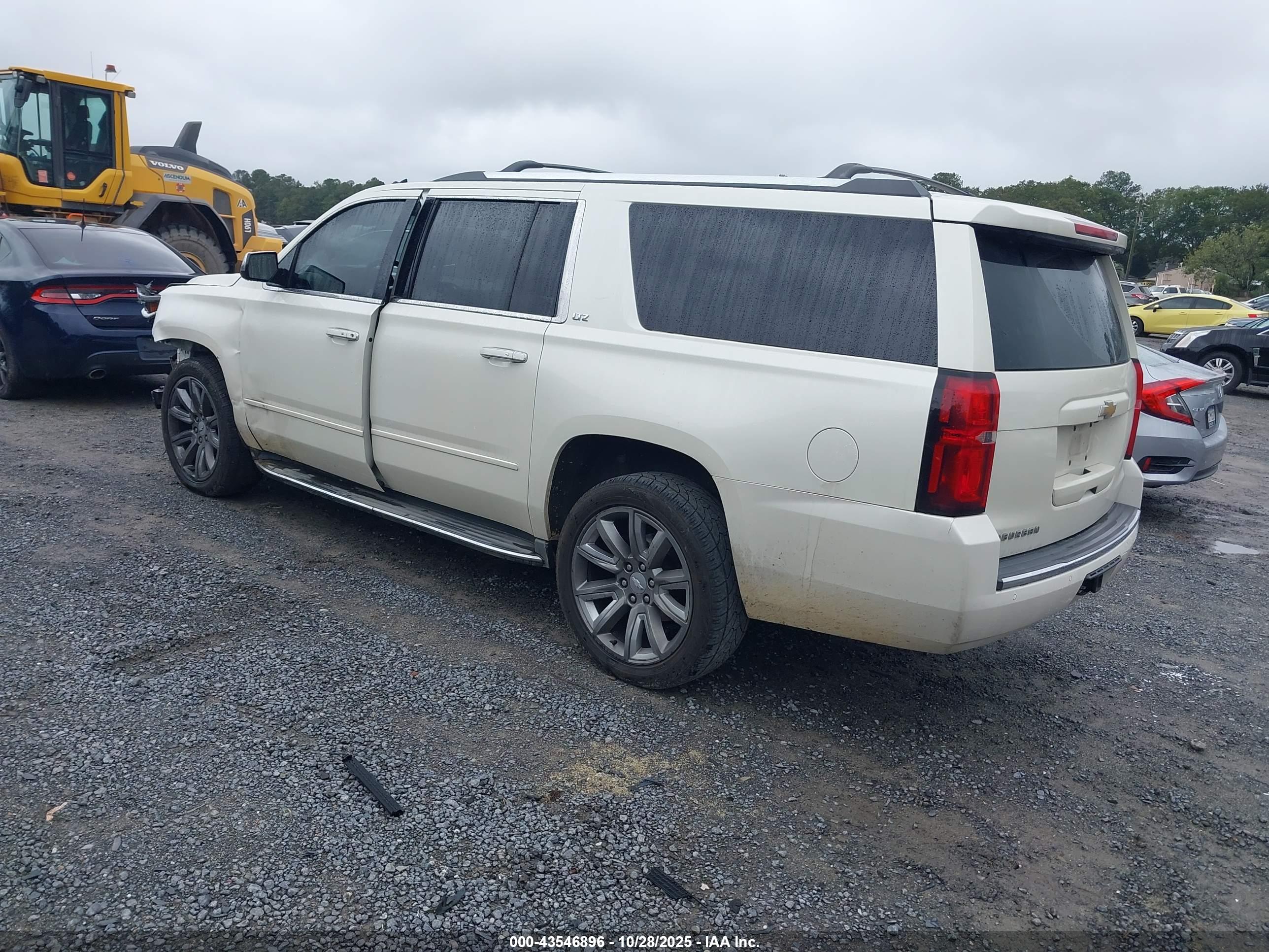 CHEVROLET SUBURBAN image 3