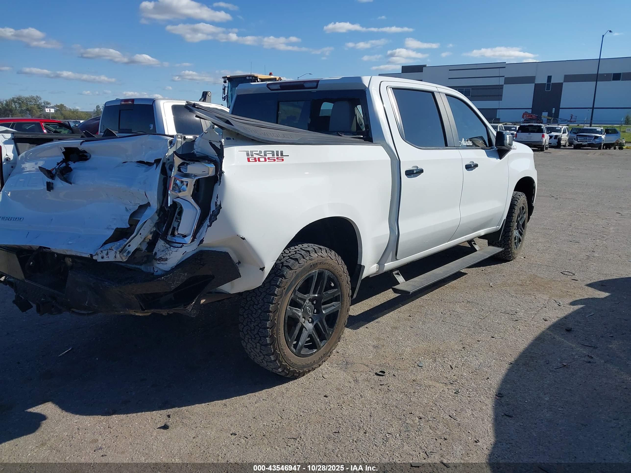 CHEVROLET SILVERADO image 4