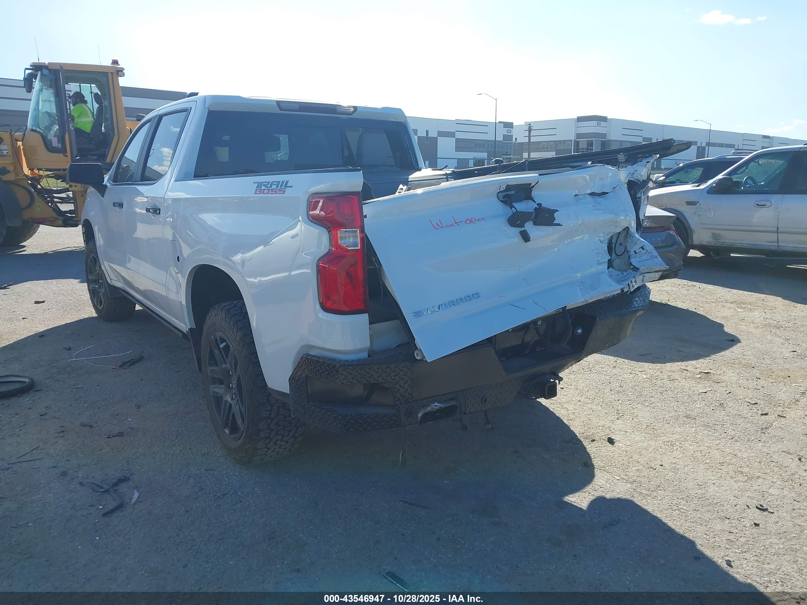CHEVROLET SILVERADO image 6