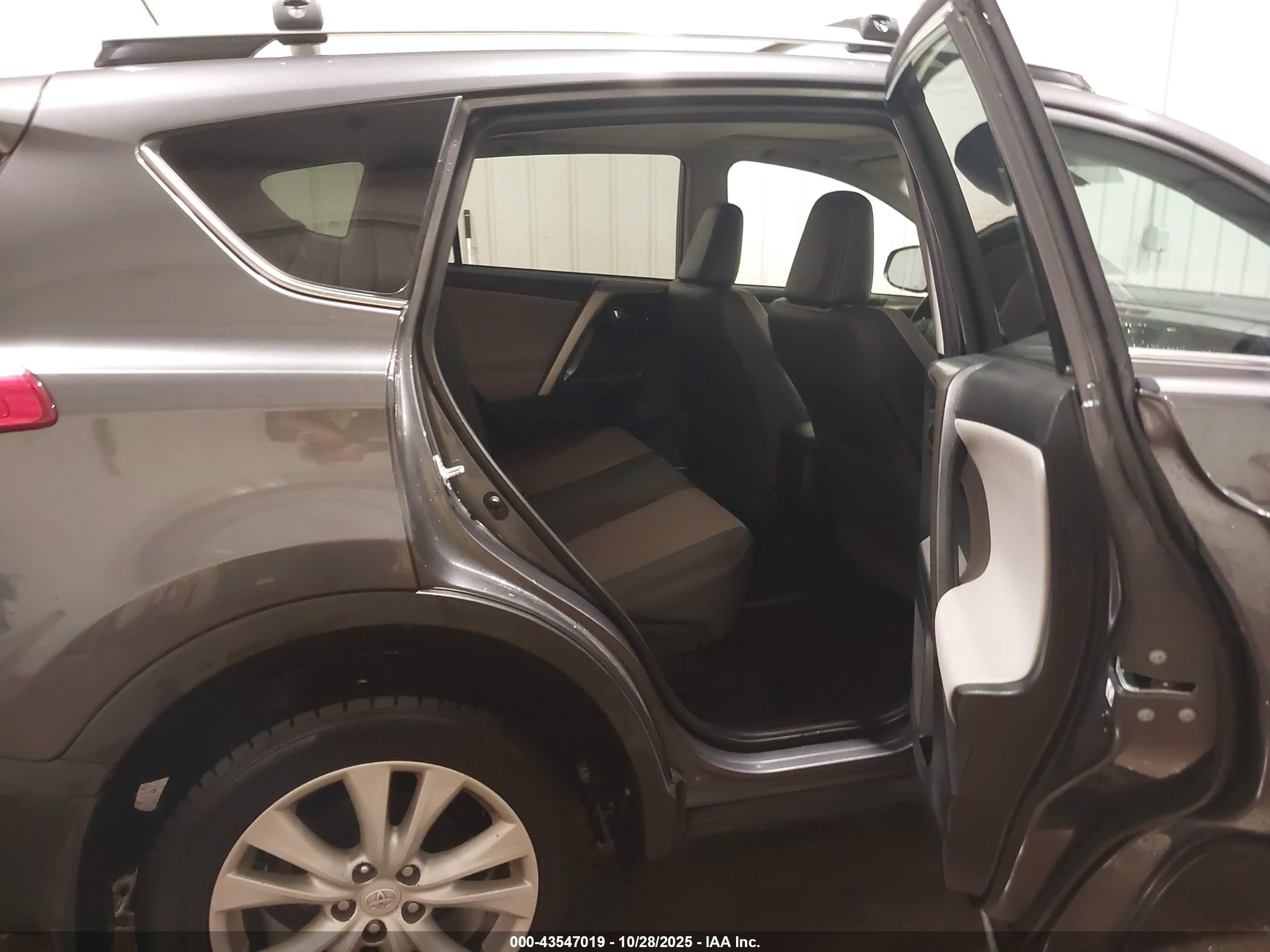 TOYOTA RAV4 image 8