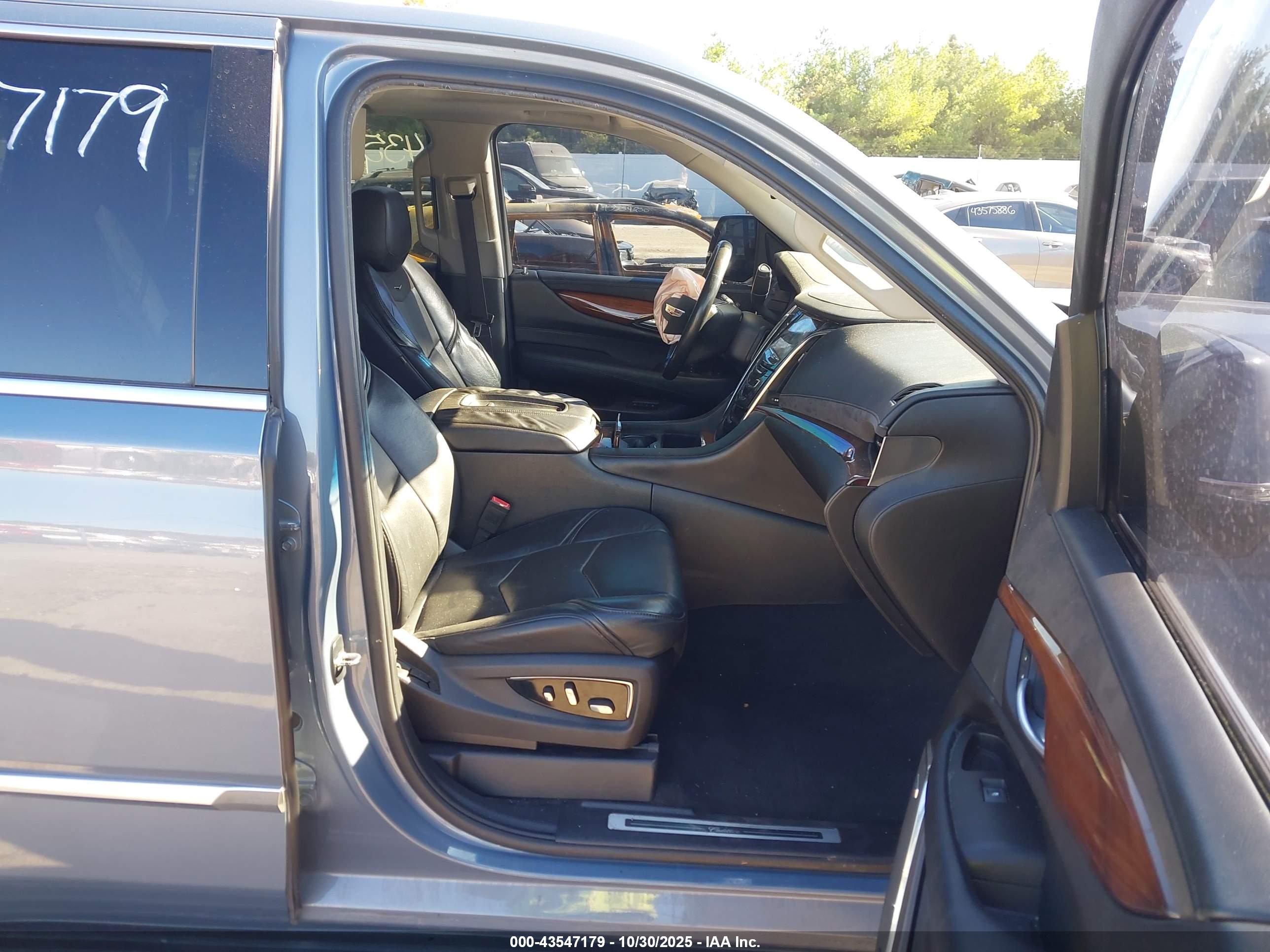 CADILLAC ESCALADE image 5