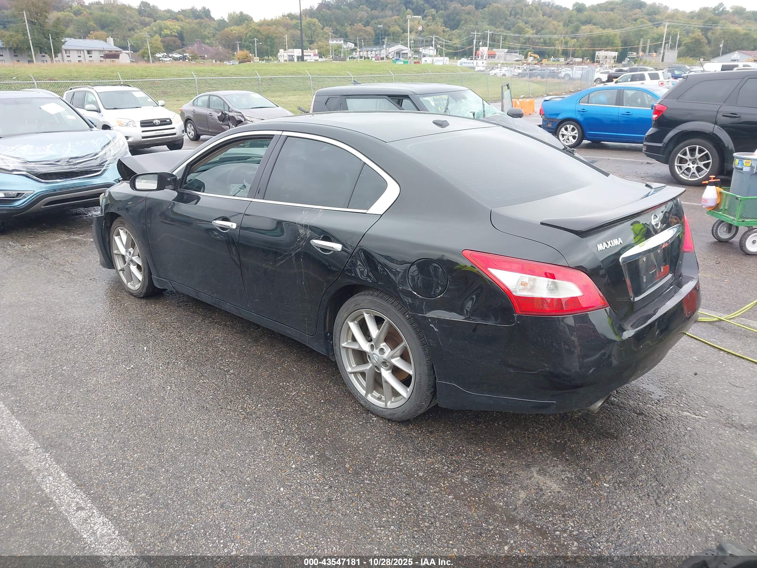NISSAN MAXIMA image 3