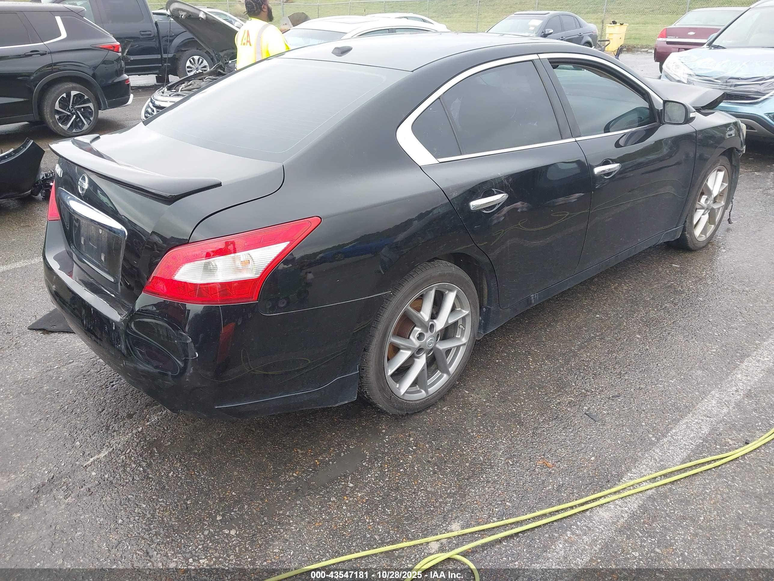 NISSAN MAXIMA image 4