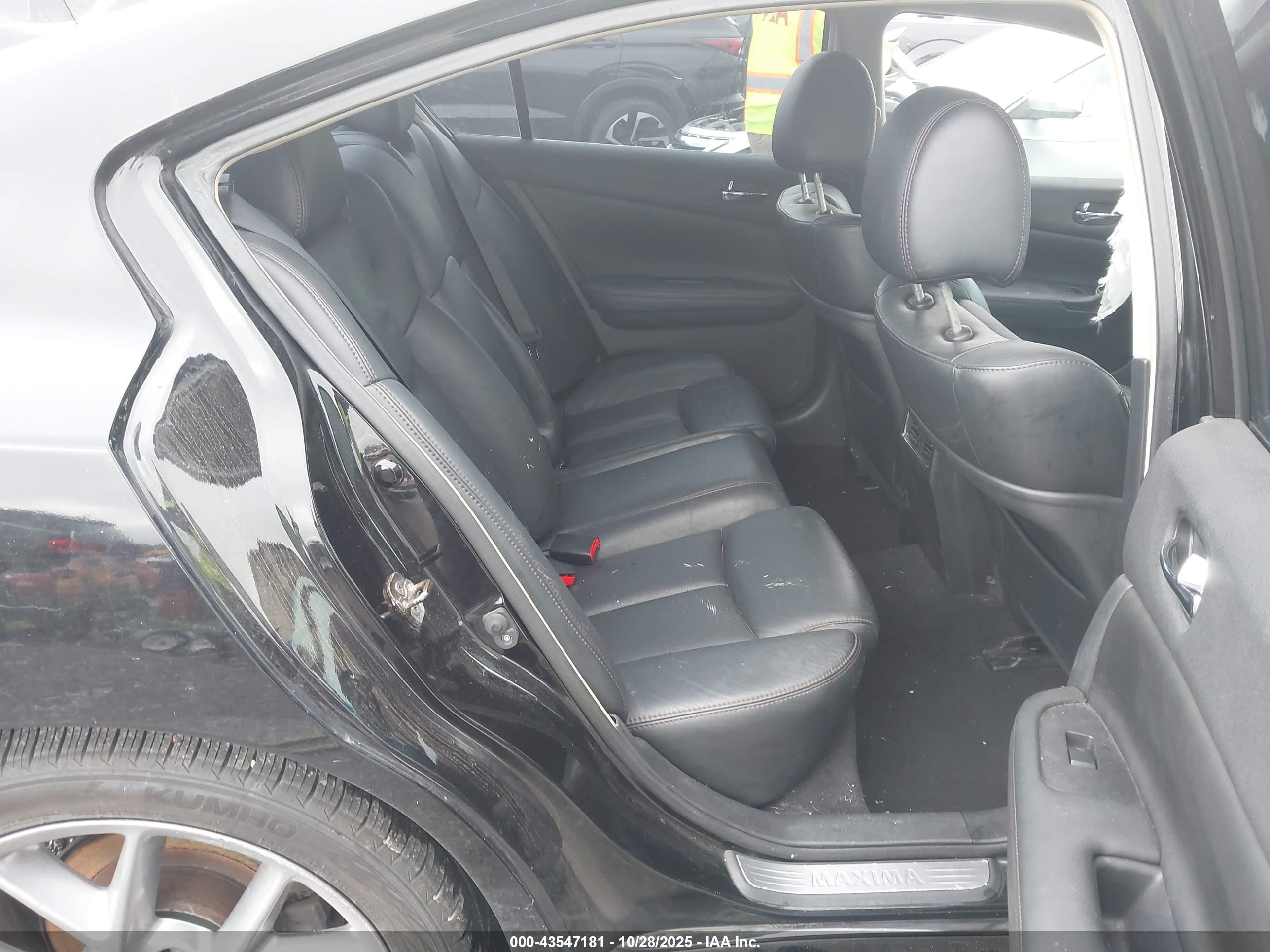 NISSAN MAXIMA image 8