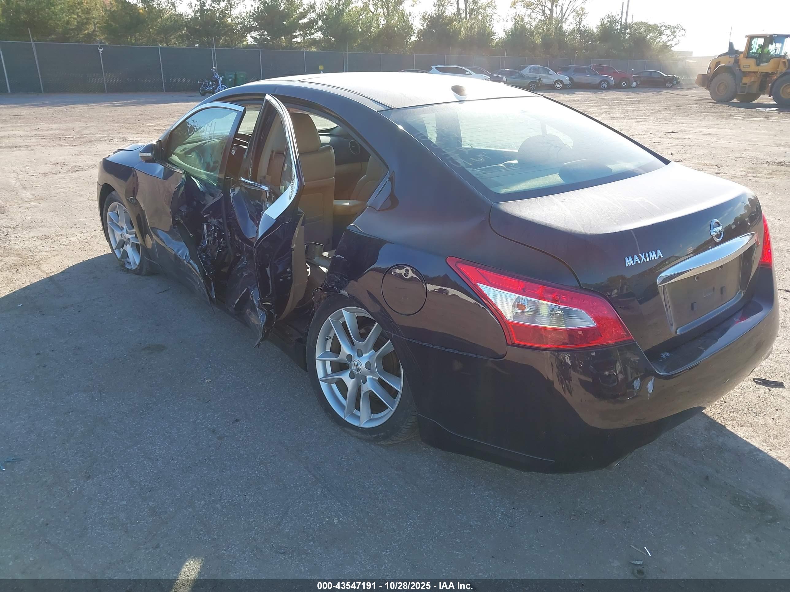 NISSAN MAXIMA image 3