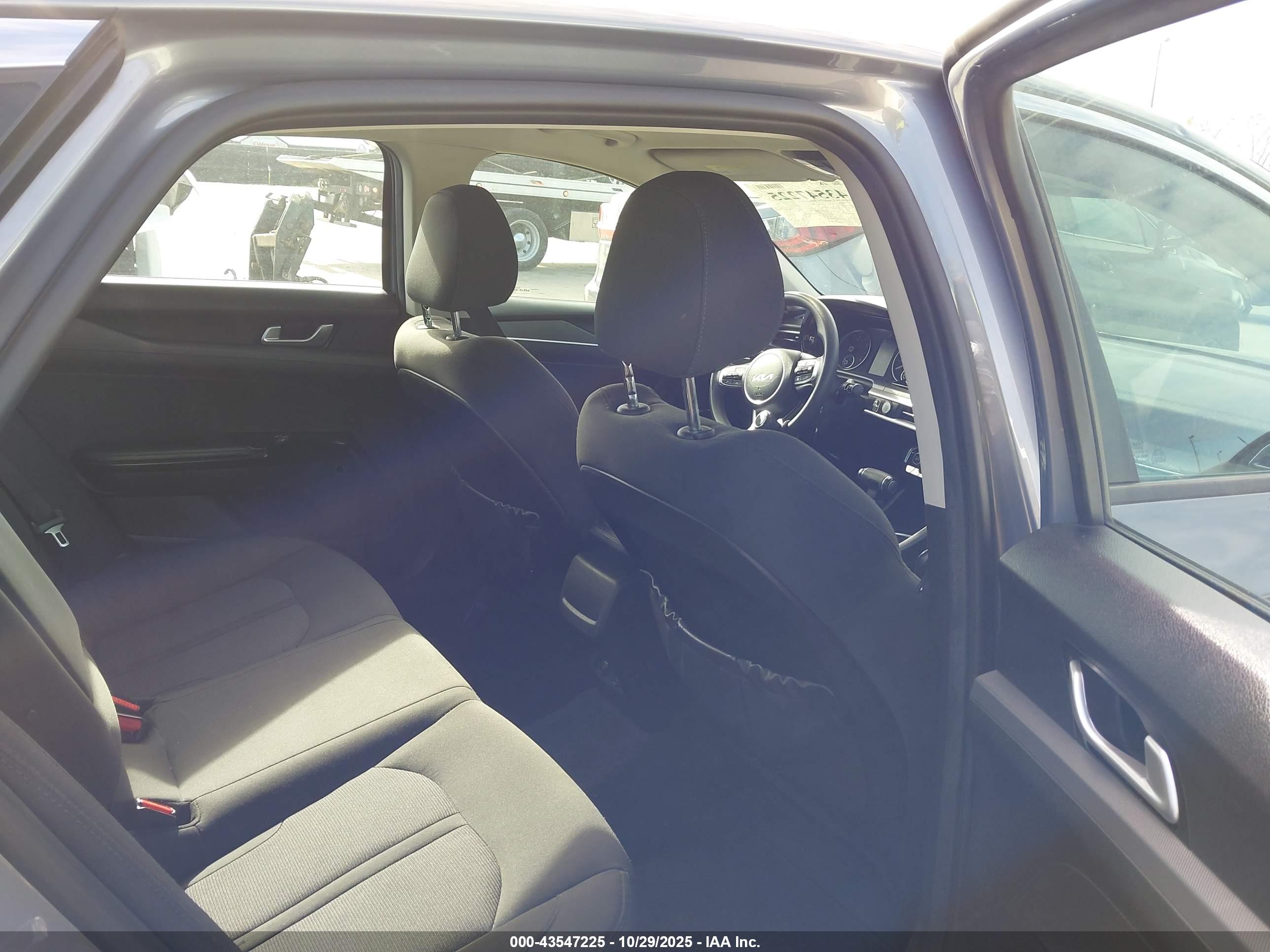 KIA K5 image 8