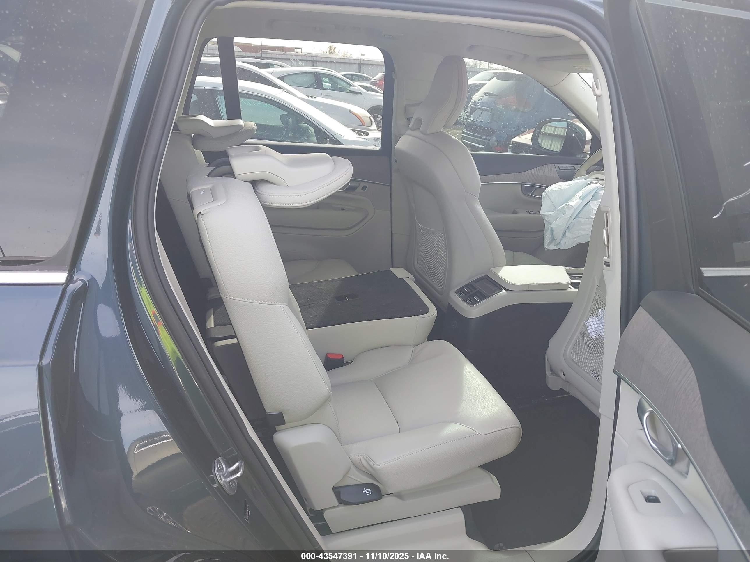 VOLVO XC90 image 8
