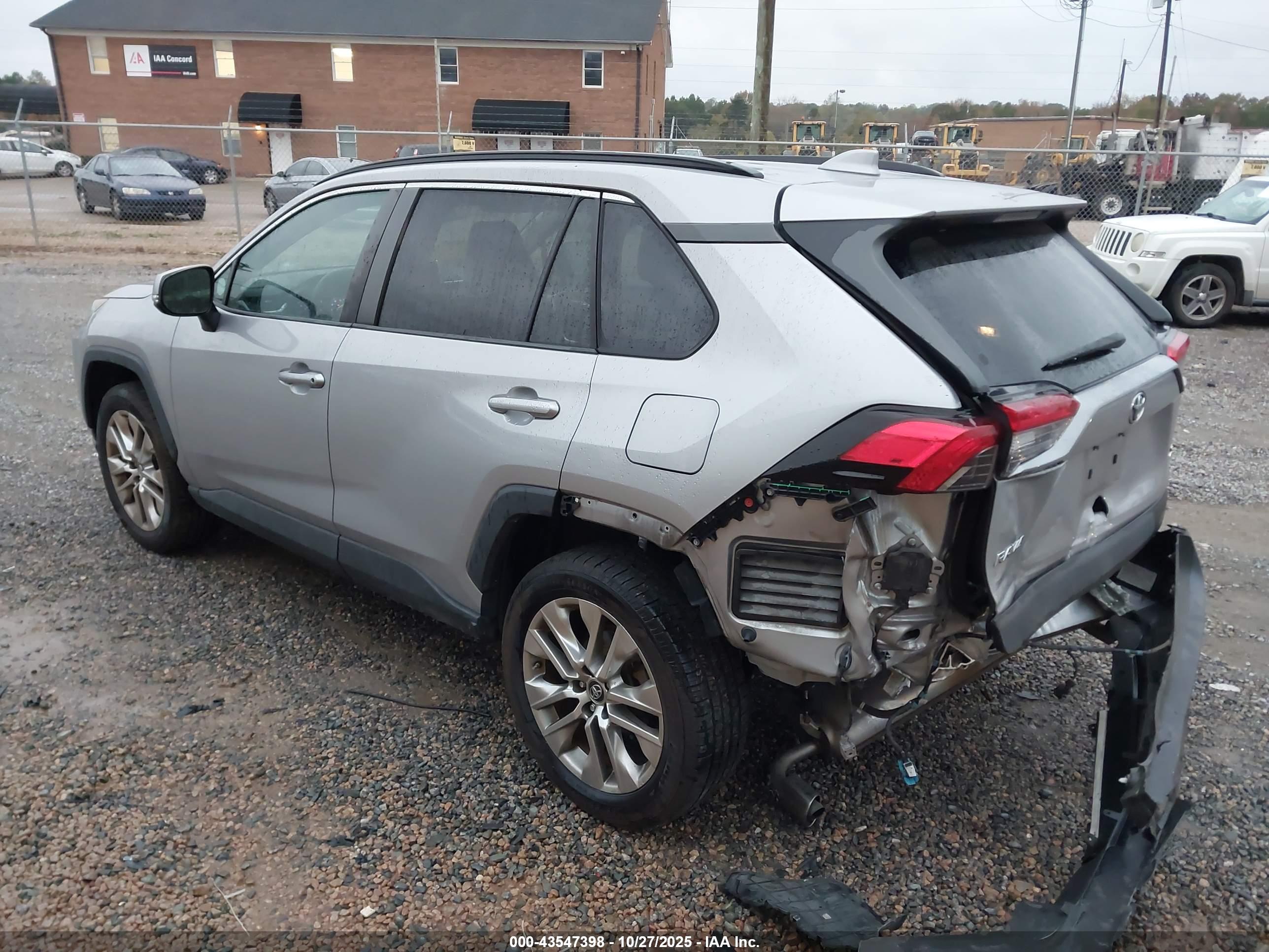 TOYOTA RAV4 image 3