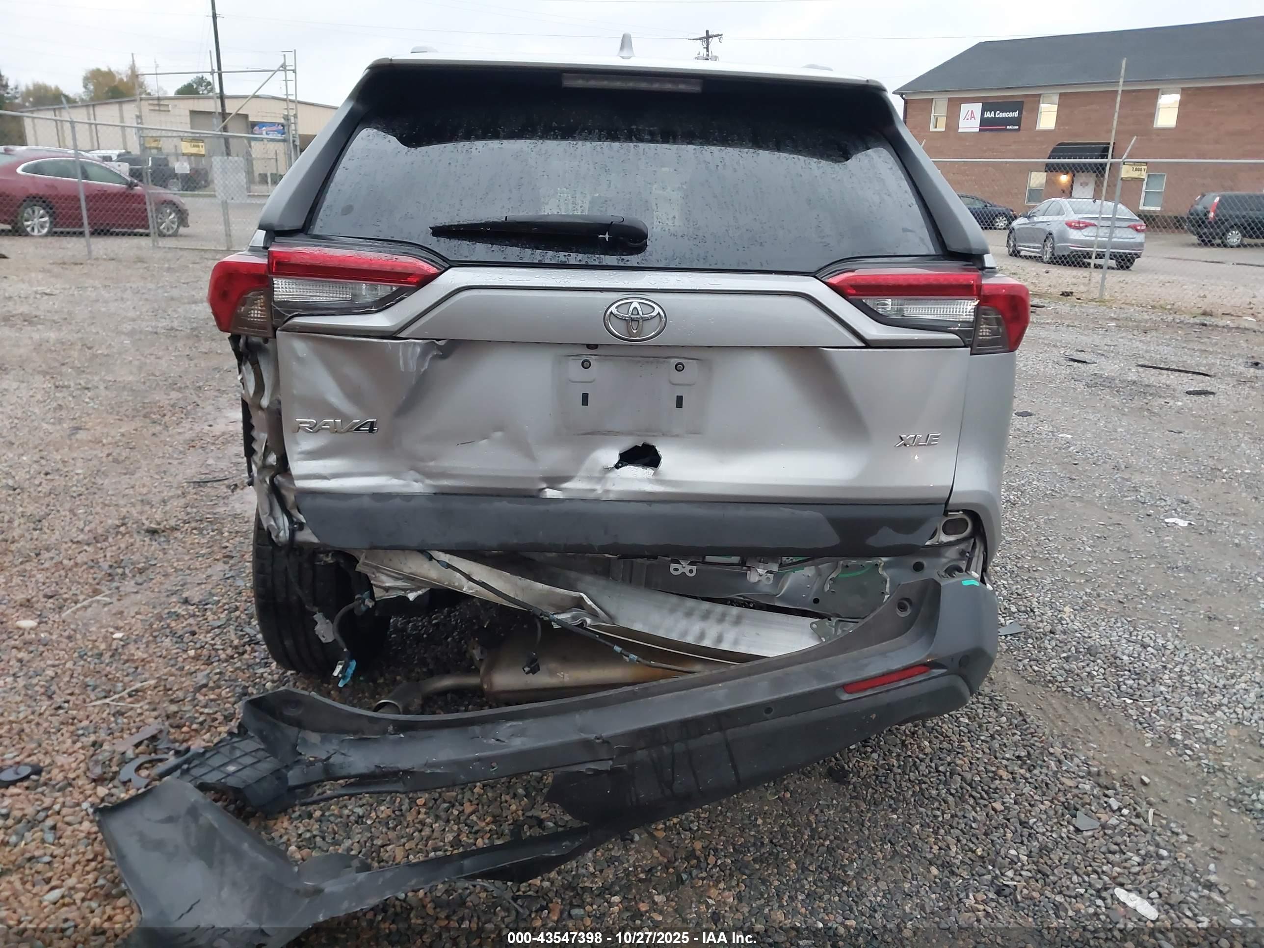 TOYOTA RAV4 image 6