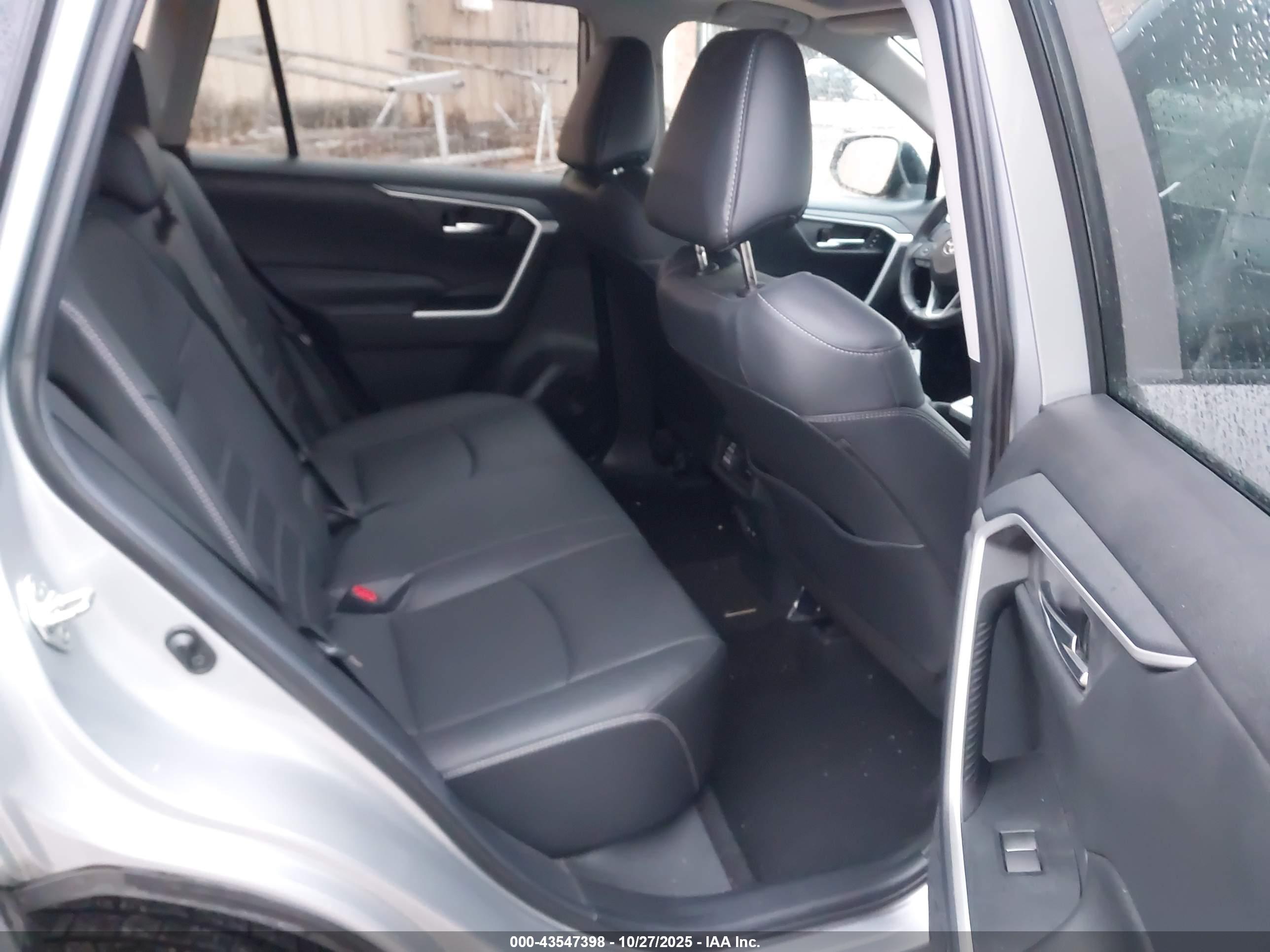 TOYOTA RAV4 image 8