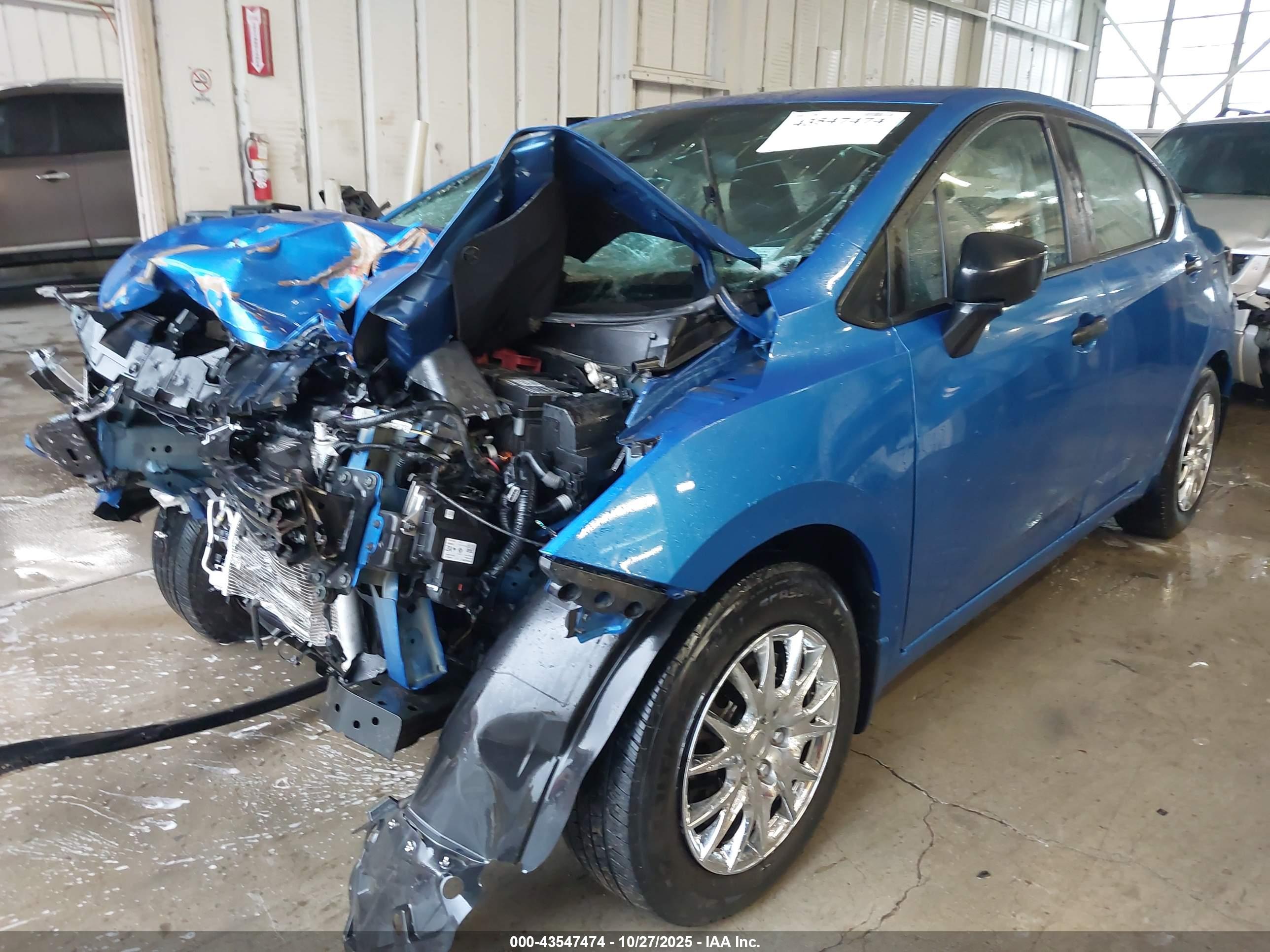 NISSAN VERSA image 2