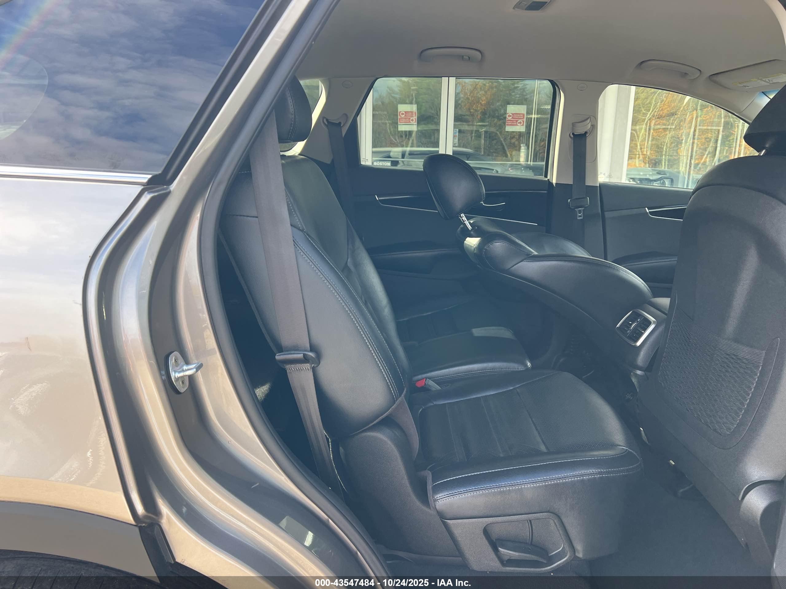 KIA SORENTO image 8