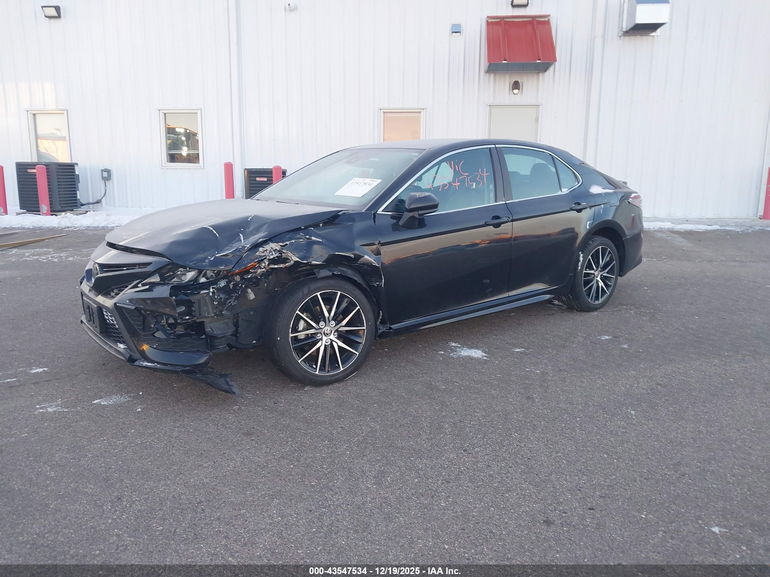TOYOTA CAMRY image 2