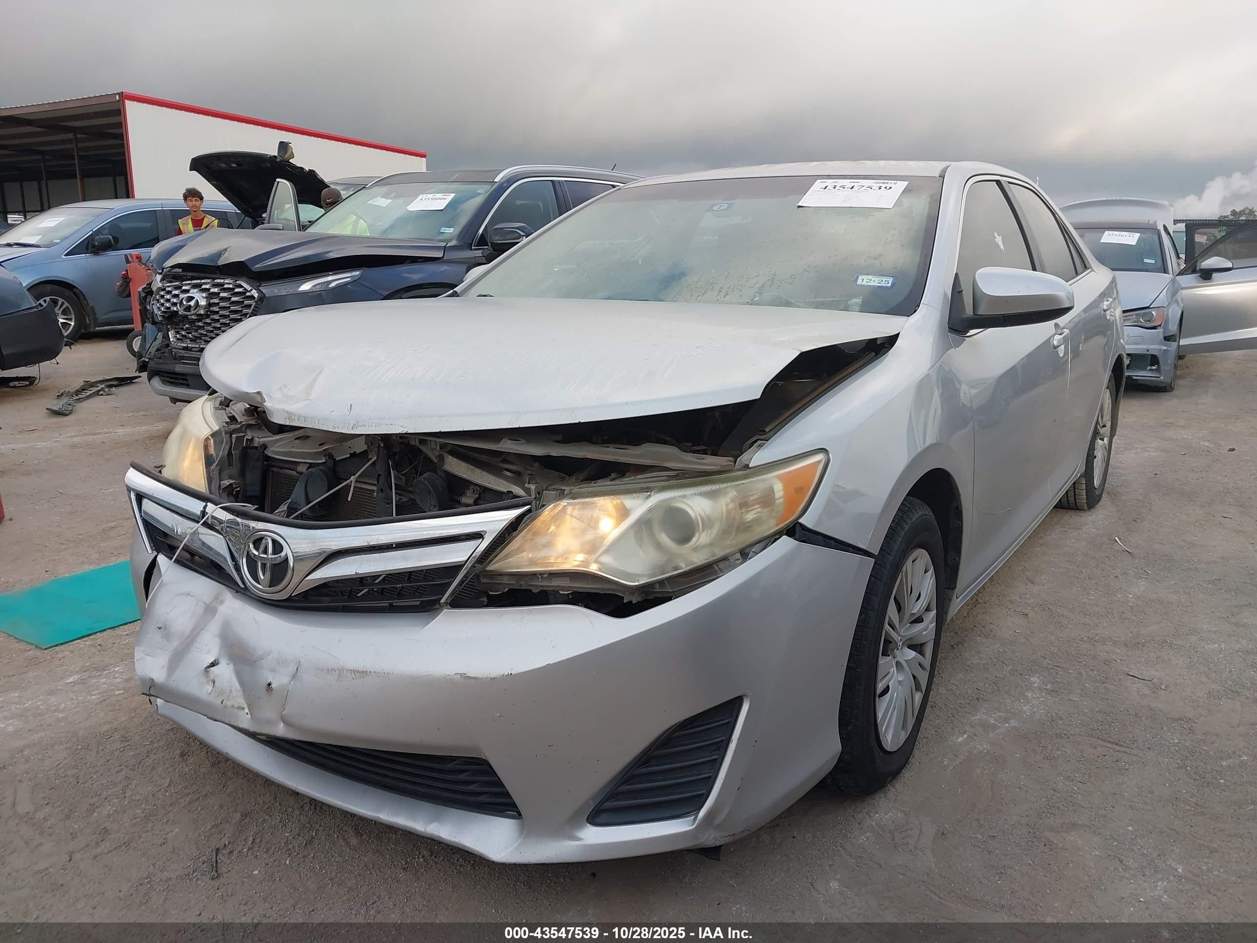 TOYOTA CAMRY image 2
