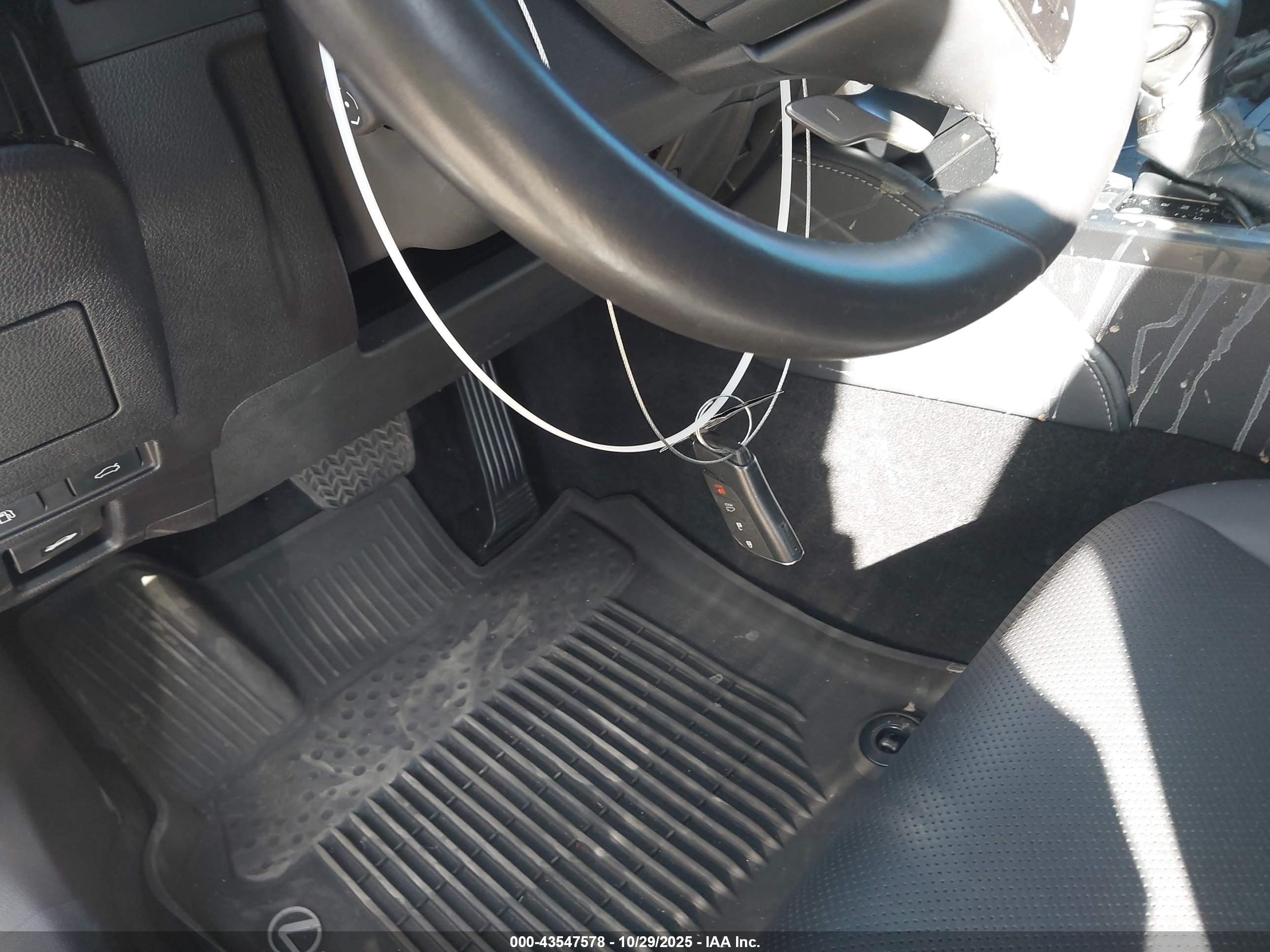 LEXUS ES image 11