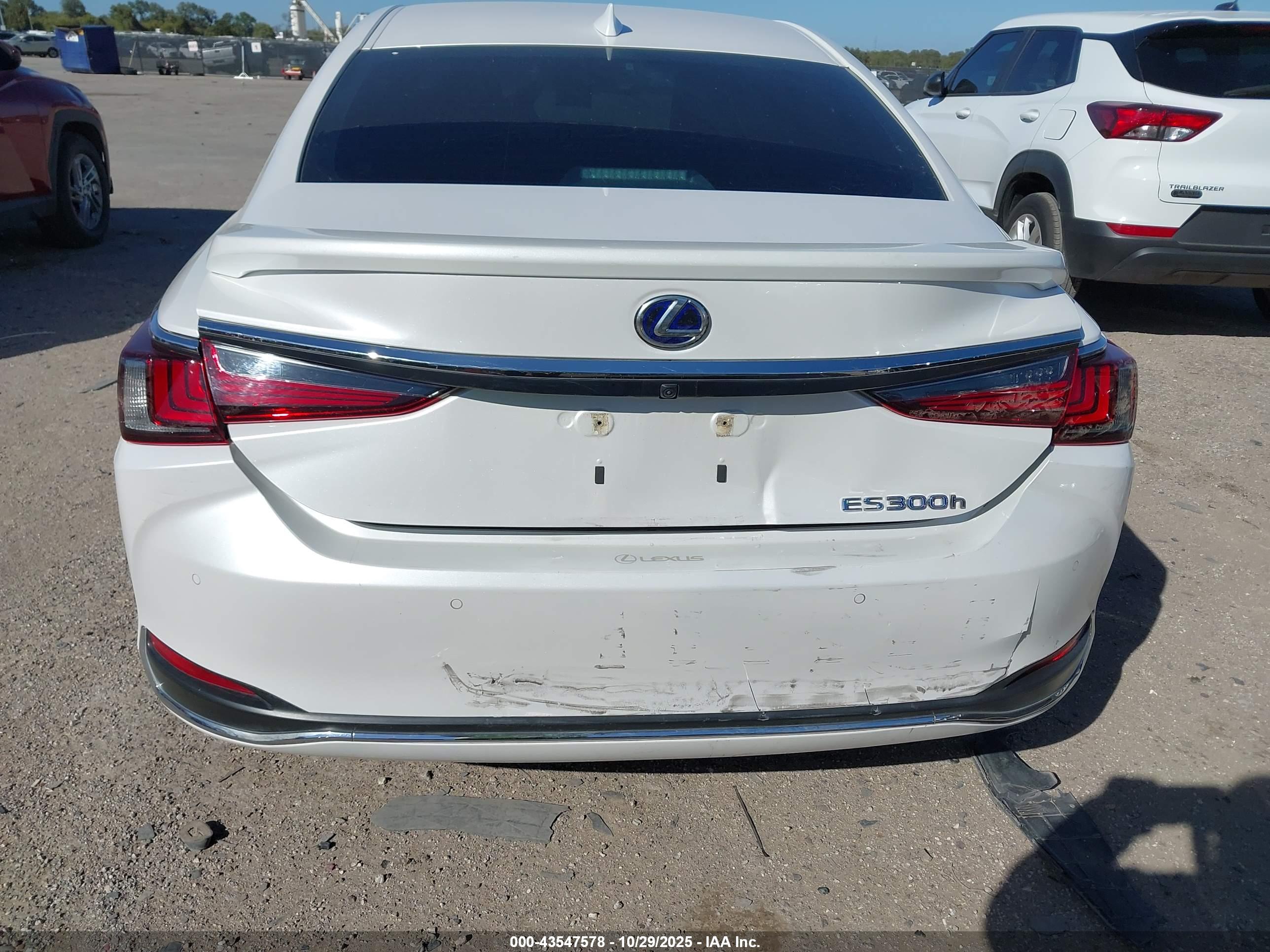 LEXUS ES image 6